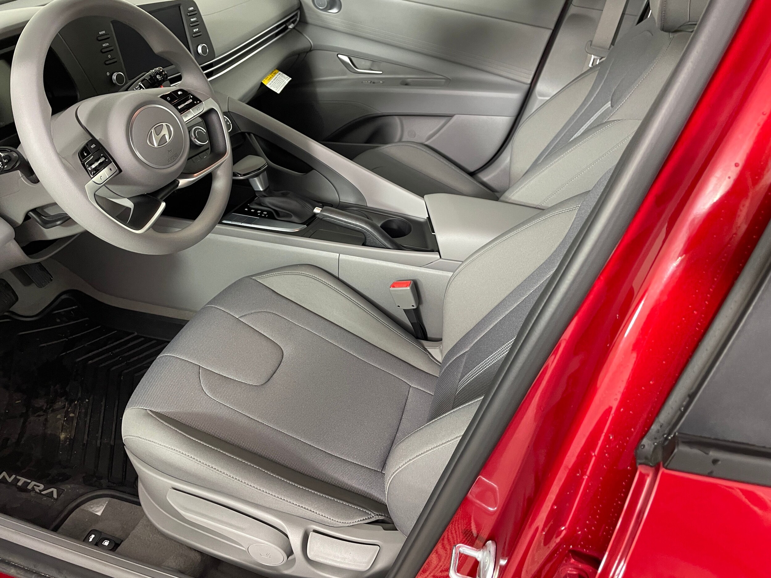 2025 Hyundai Elantra SE photo 2