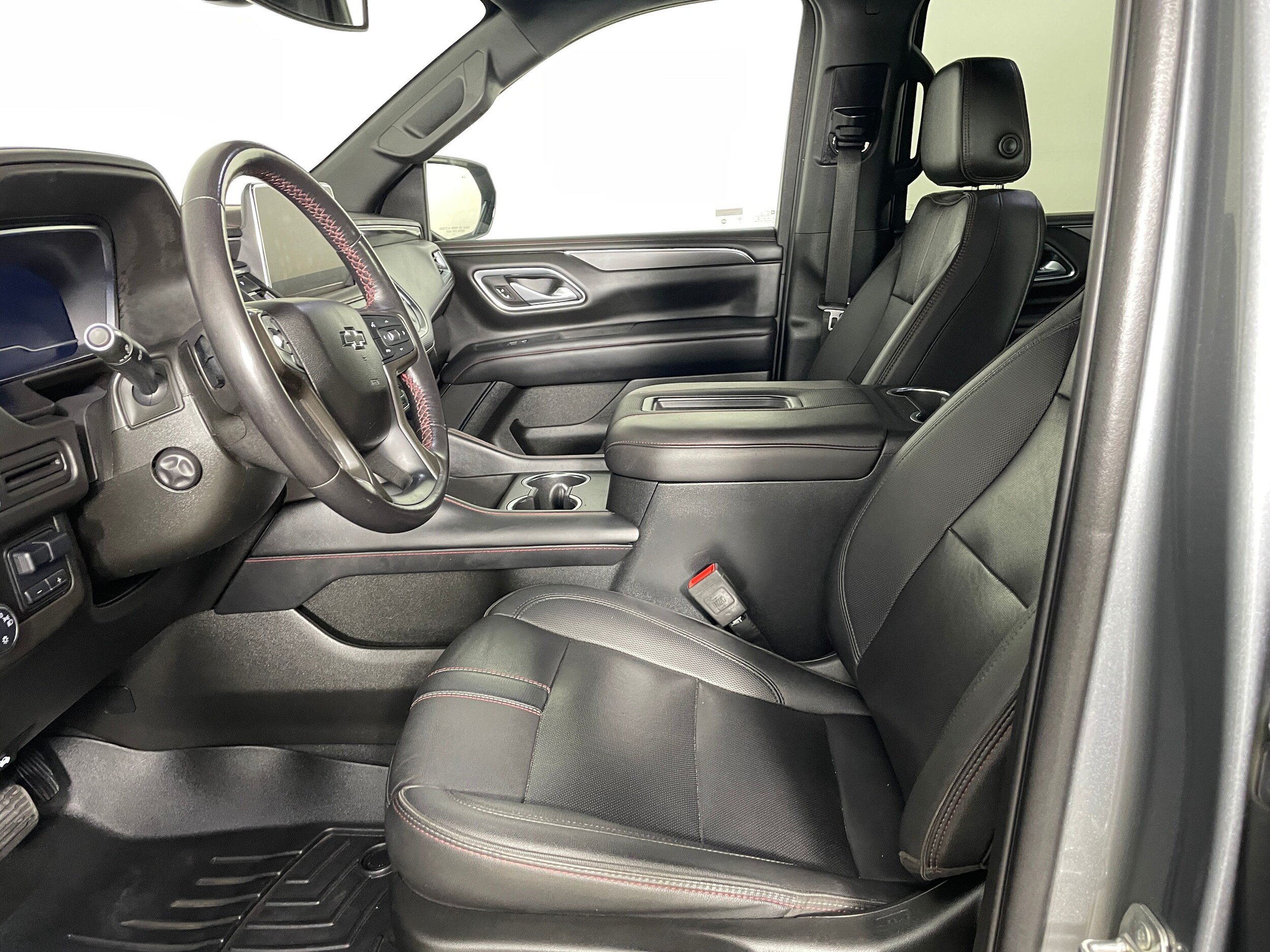 2022 Chevrolet Suburban RST photo 2