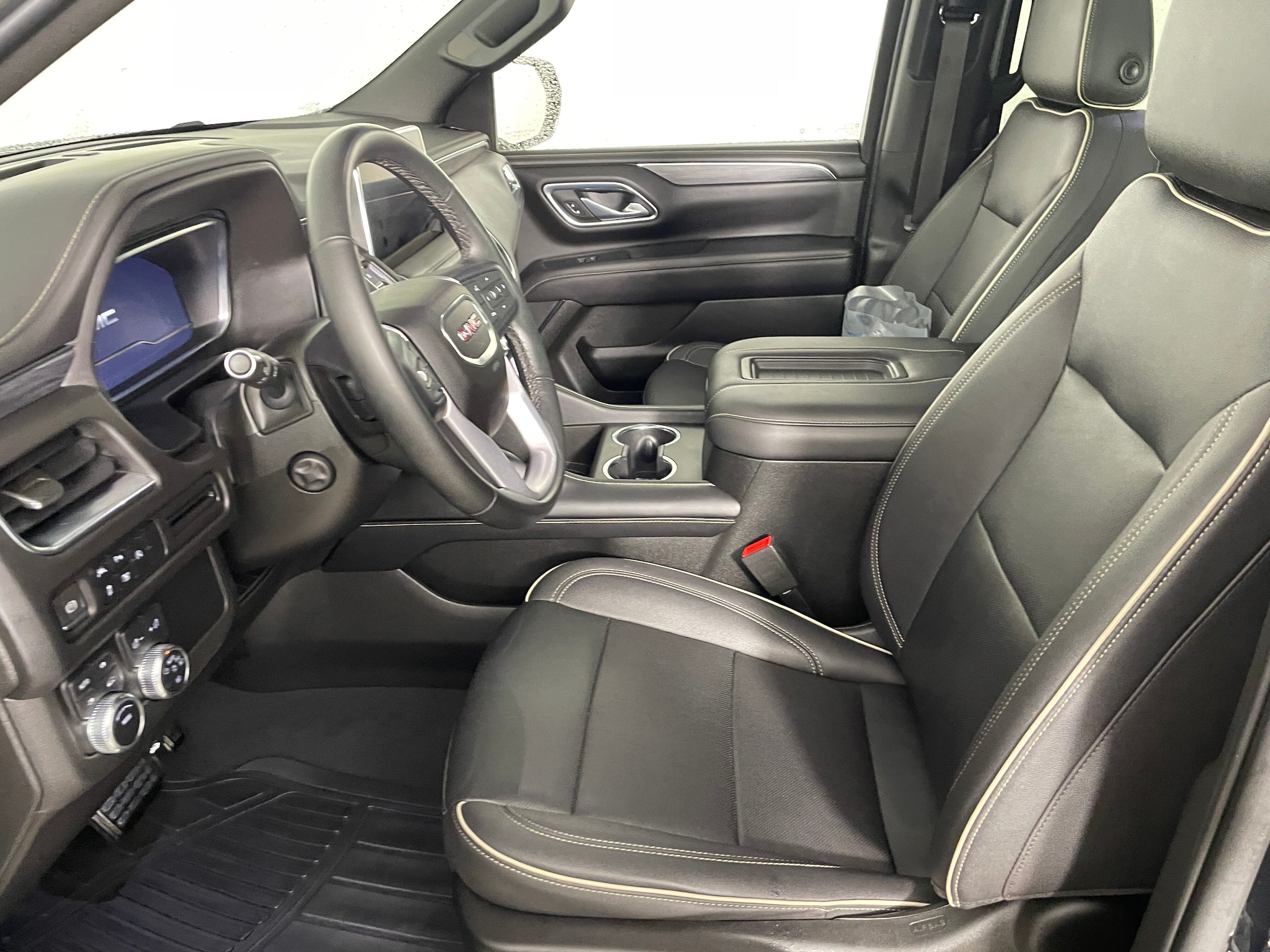 2023 GMC Yukon SLT - Photo 2