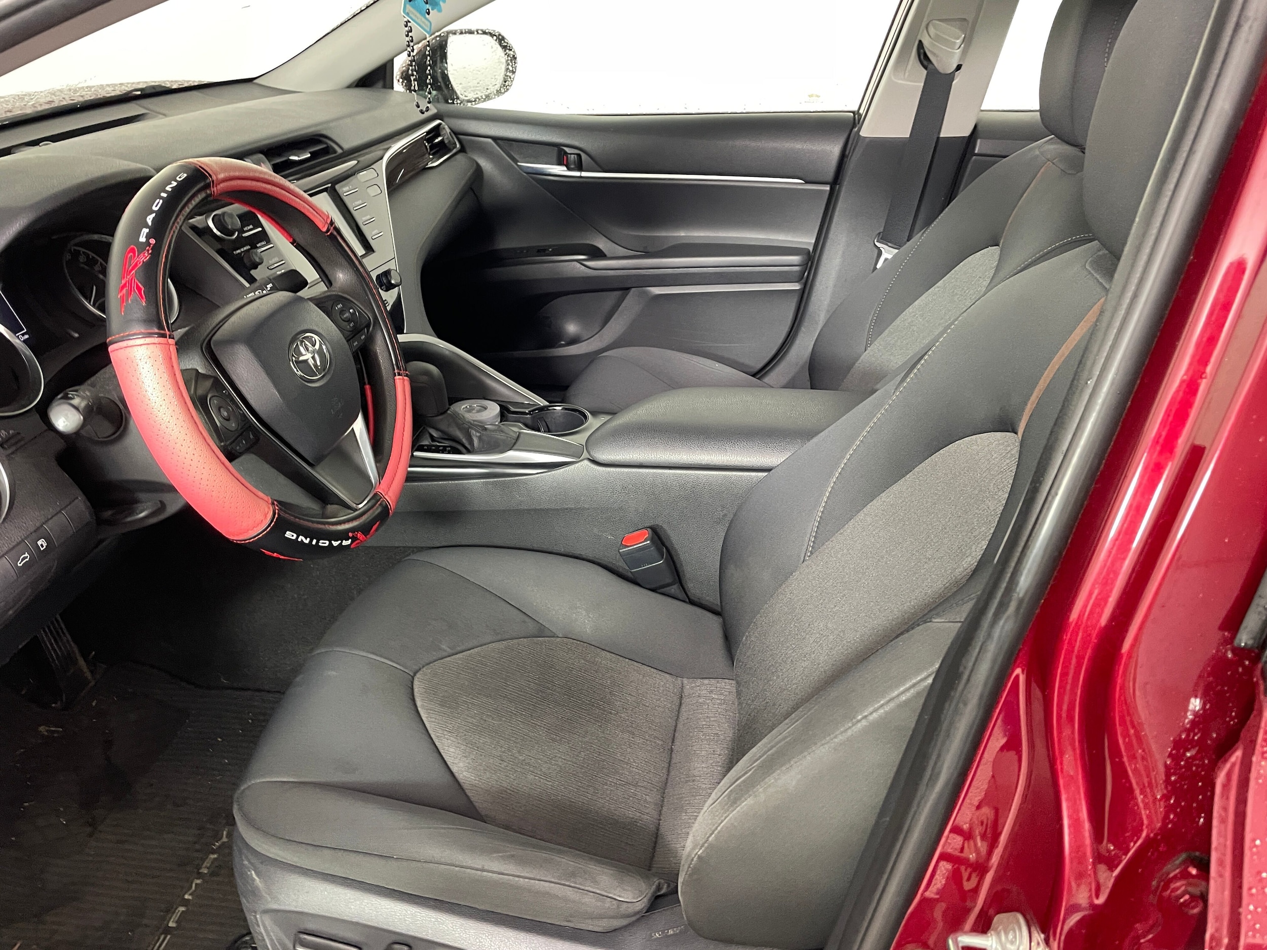 2018 Toyota Camry LE photo 2