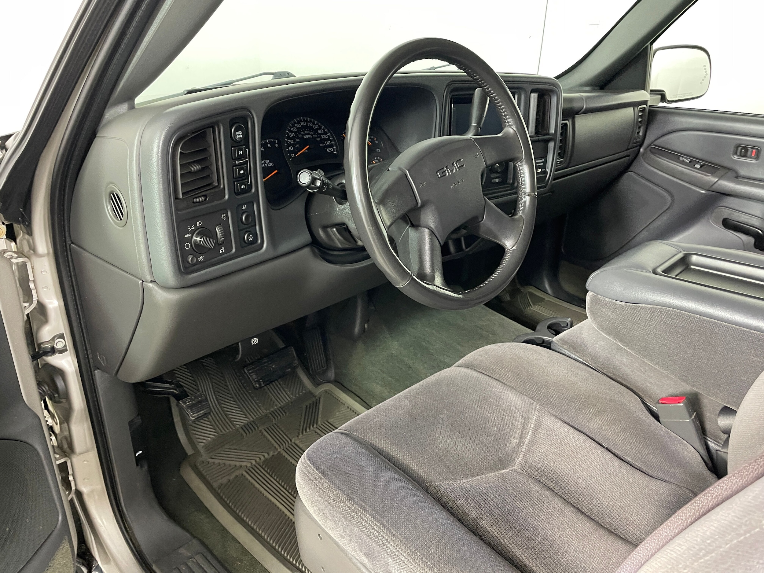 2004 GMC Sierra 1500 SLE photo 3