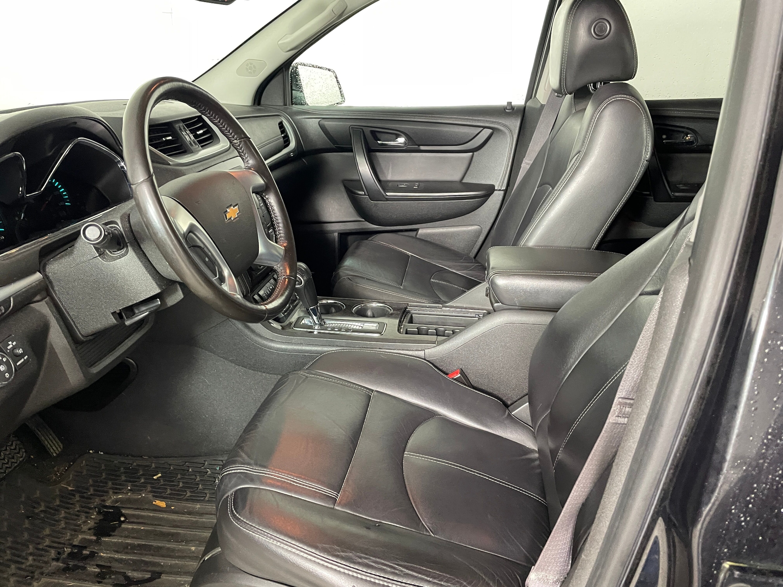 2015 Chevrolet Traverse 2LT photo 2