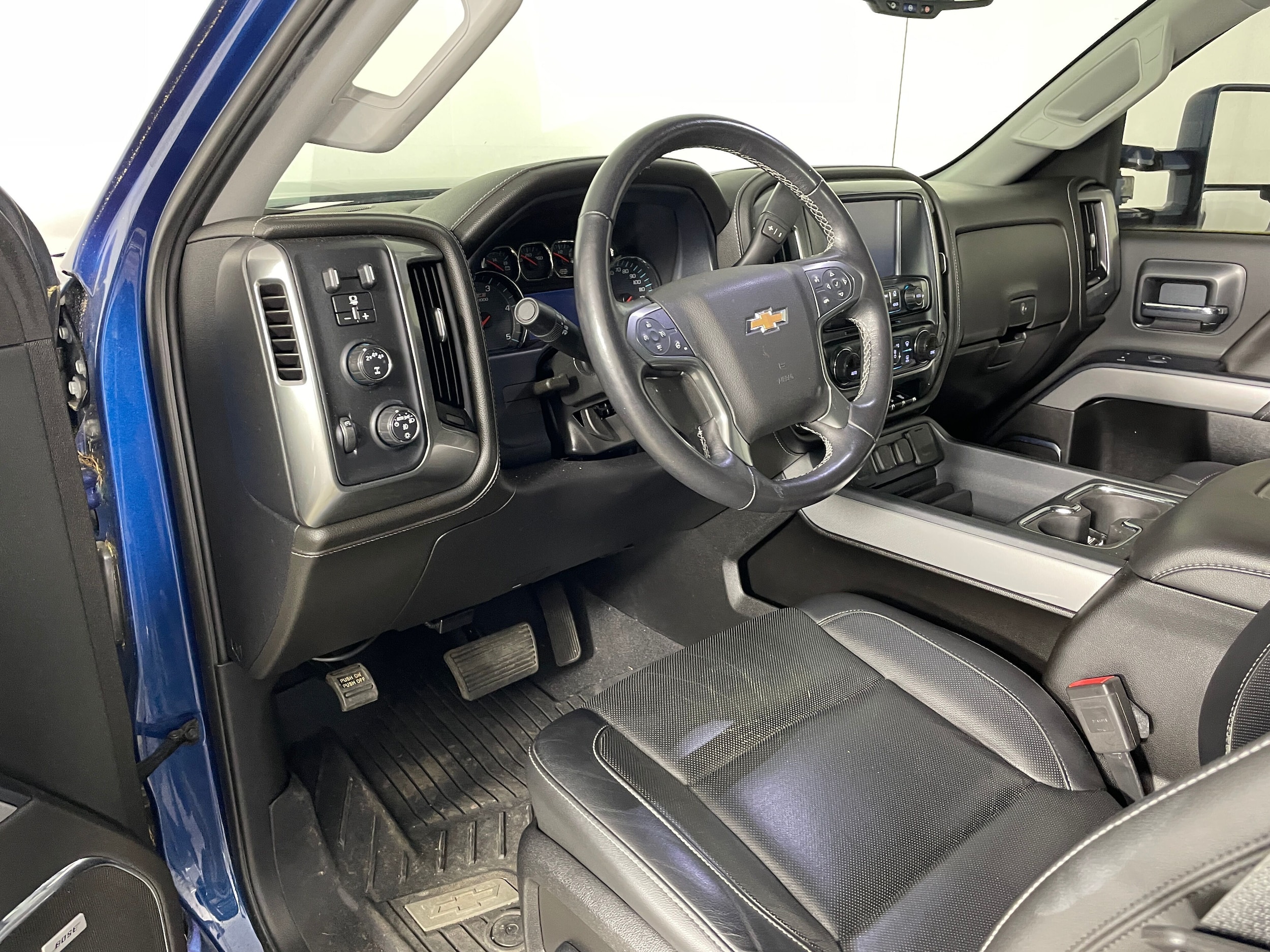 2019 Chevrolet Silverado 3500HD LTZ photo 3