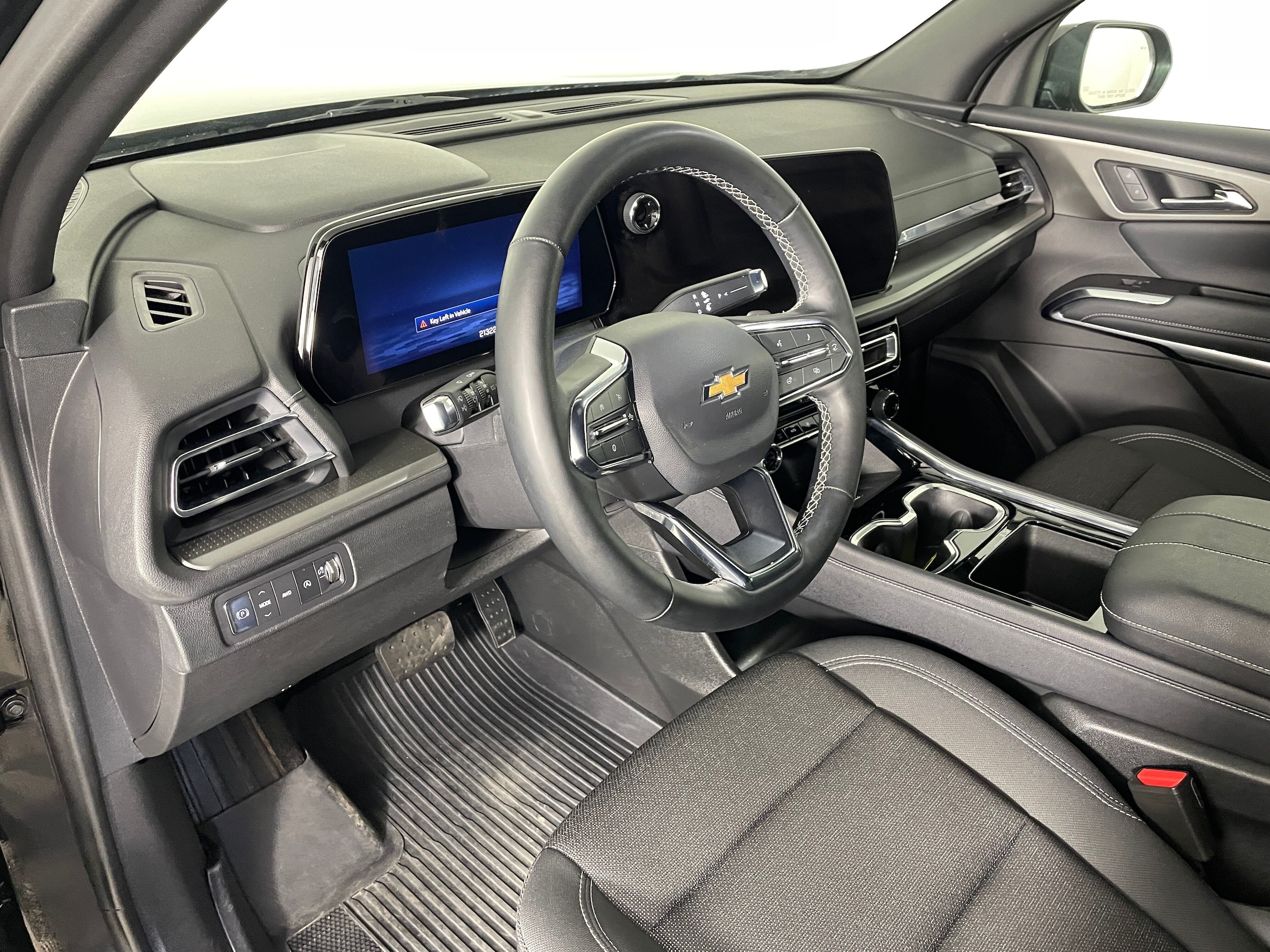 2025 Chevrolet Traverse LT photo 2