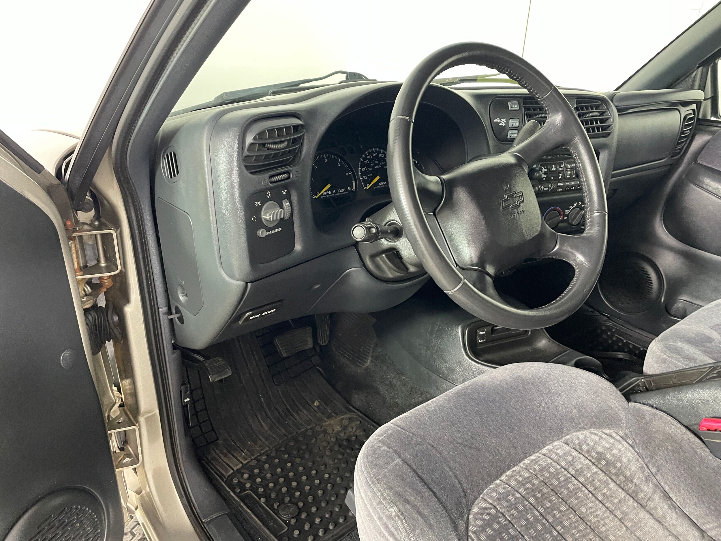 2001 Chevrolet S-10 Pickup photo 3