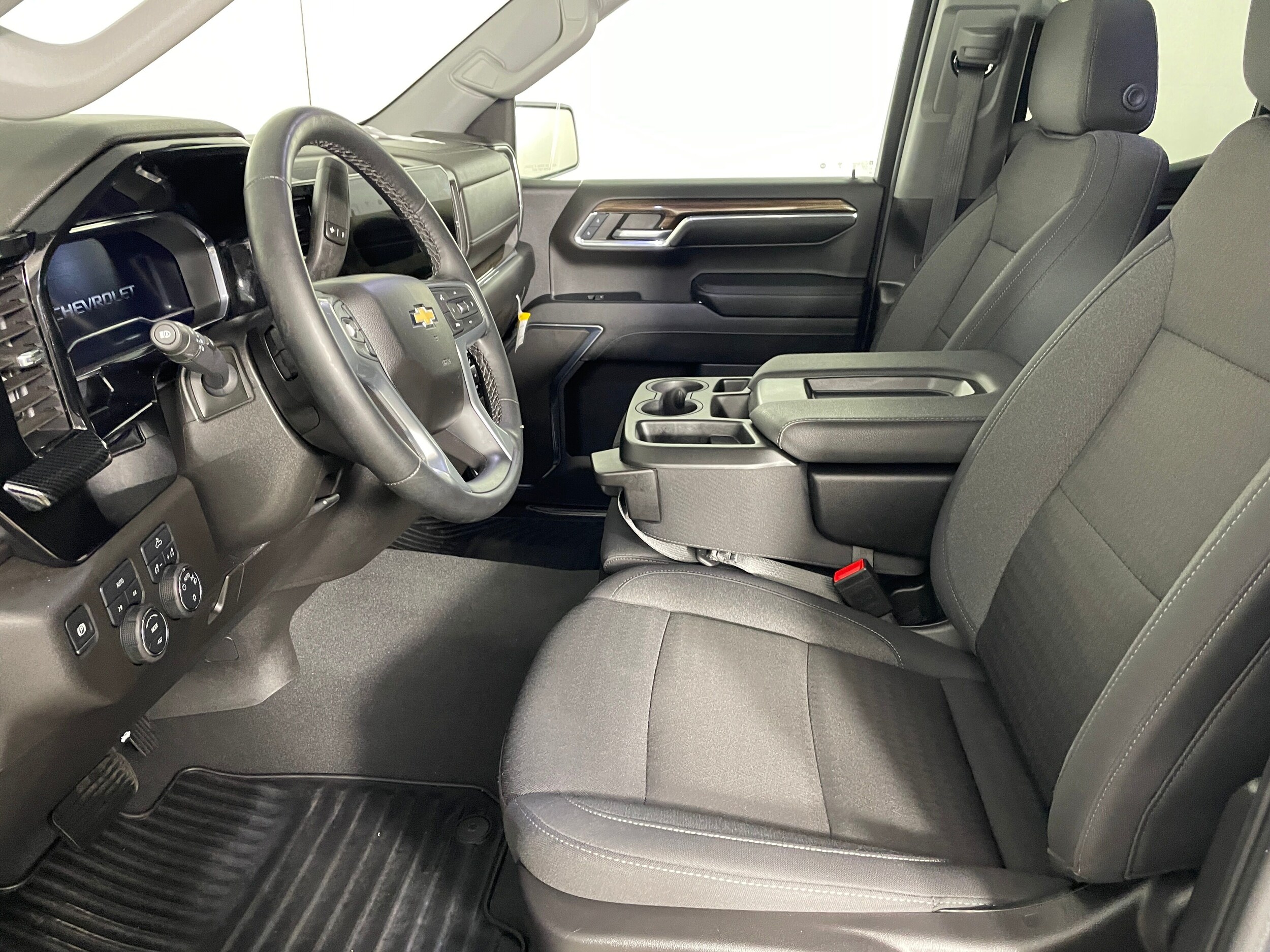 2024 Chevrolet Silverado 1500 LT photo 2