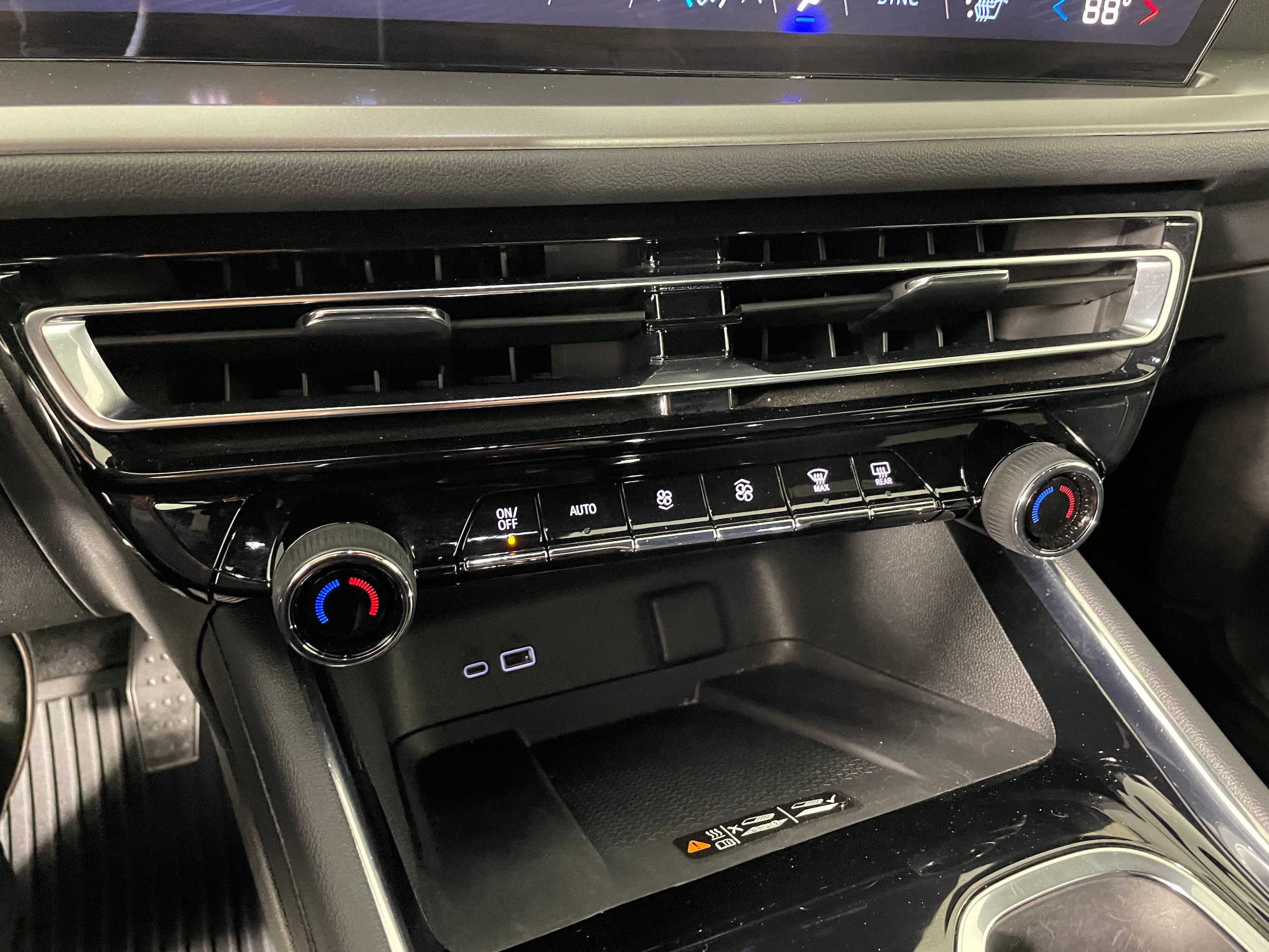 2025 Chevrolet Traverse LT photo 3