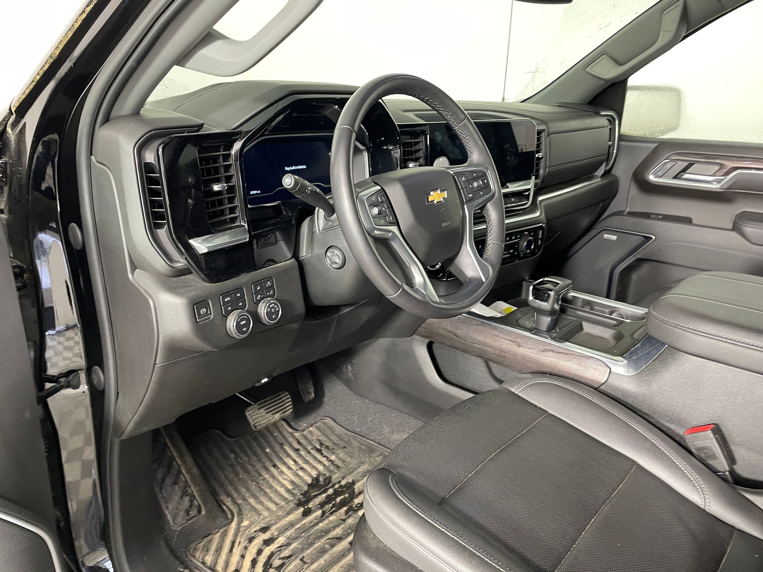 2023 Chevrolet Silverado 1500 LTZ photo 3