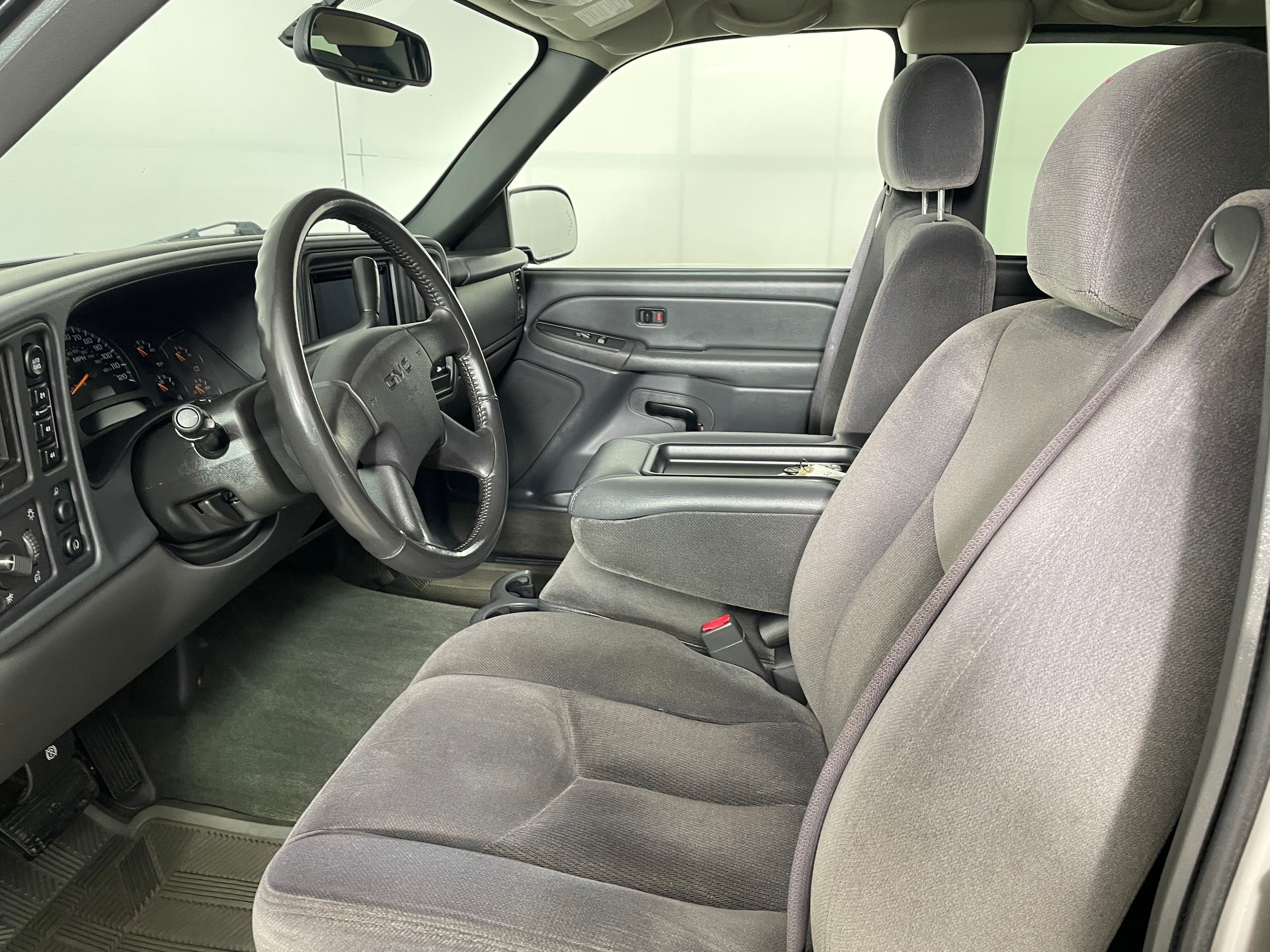 2004 GMC Sierra 1500 SLE photo 2