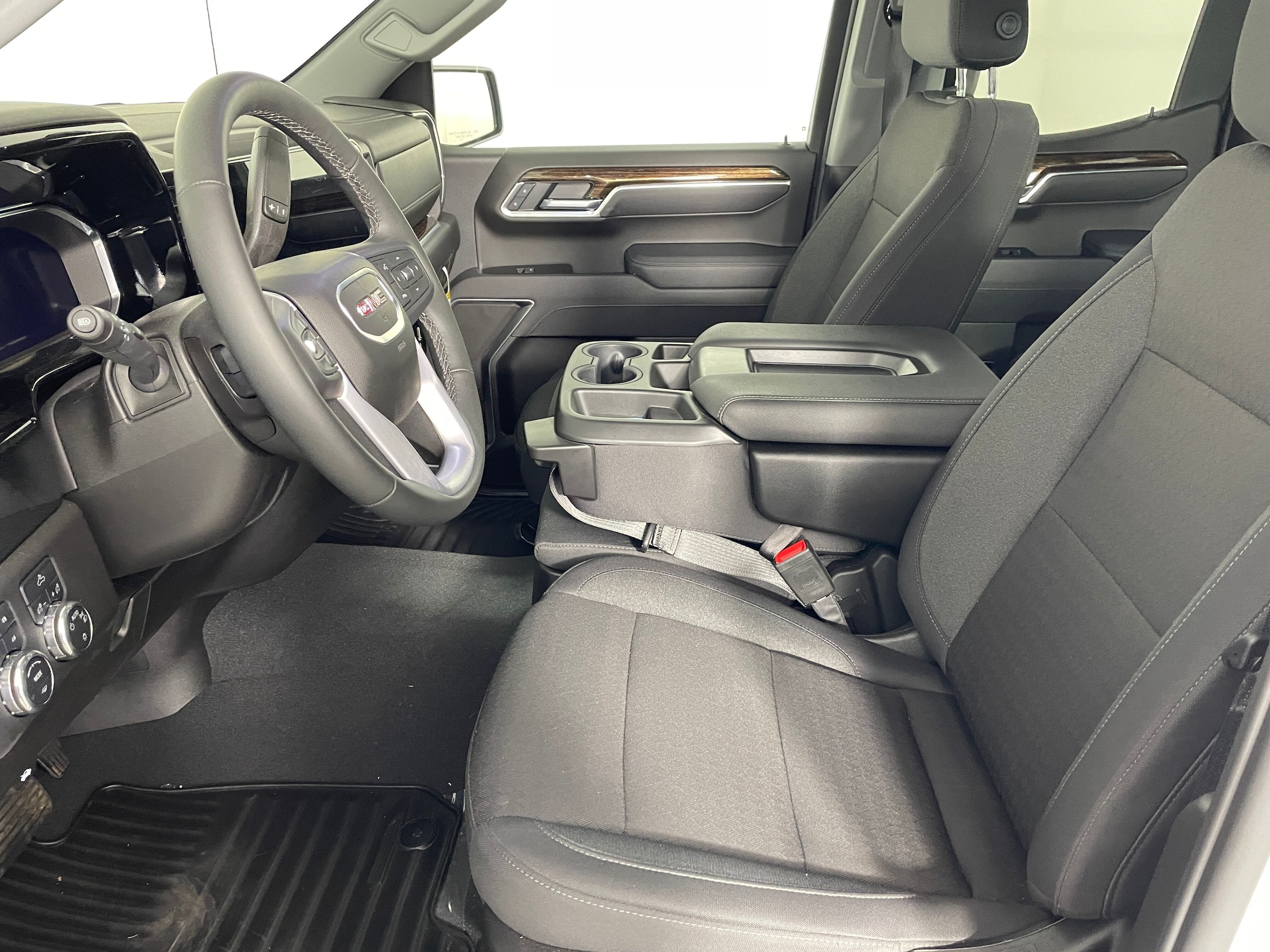 2026 GMC Sierra 1500 SLE photo 2