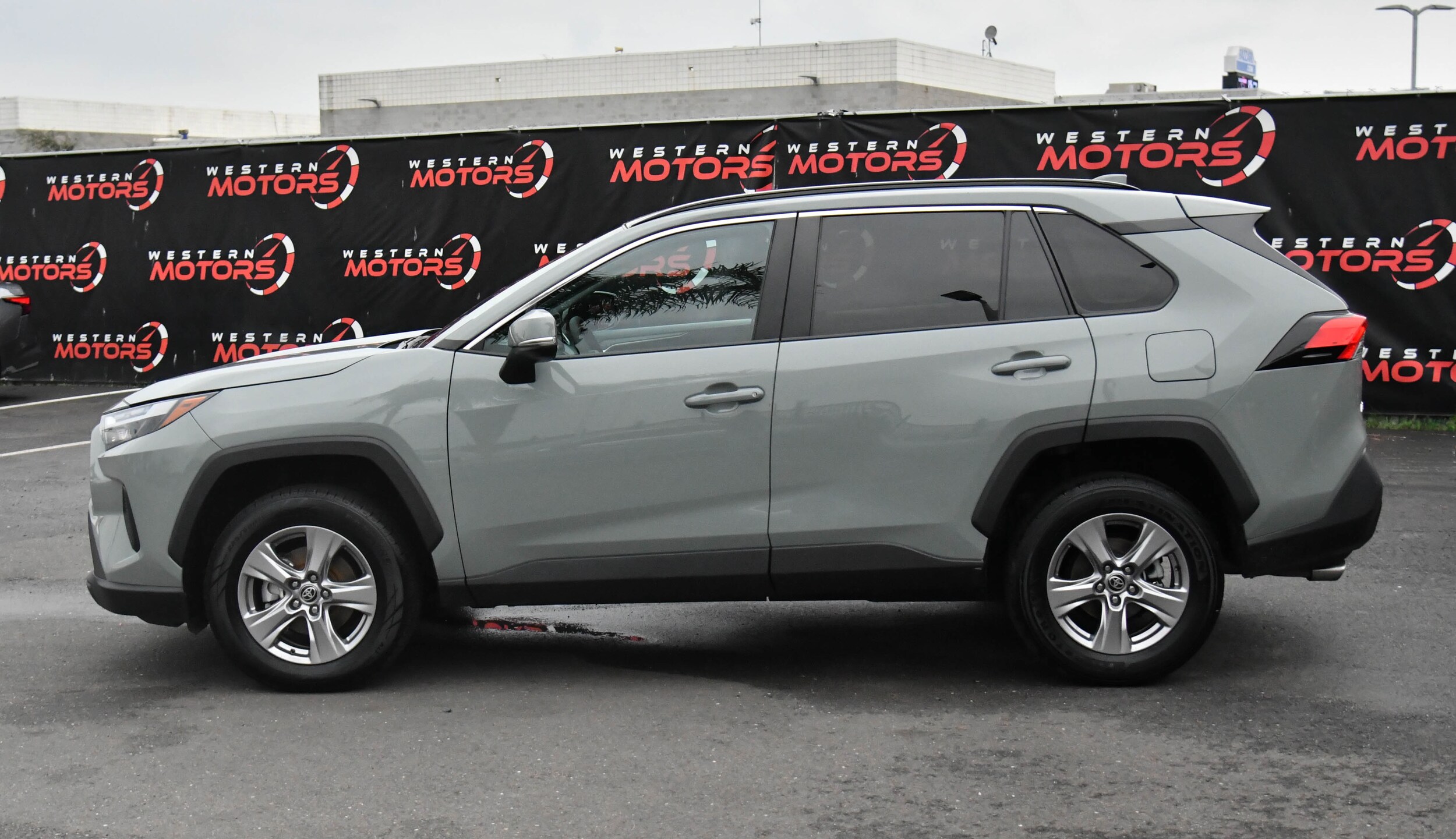 2023 Toyota RAV4 XLE photo 4