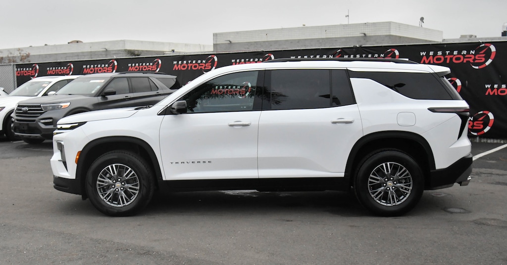 Used 2024 Chevrolet Traverse FWD LT SUV