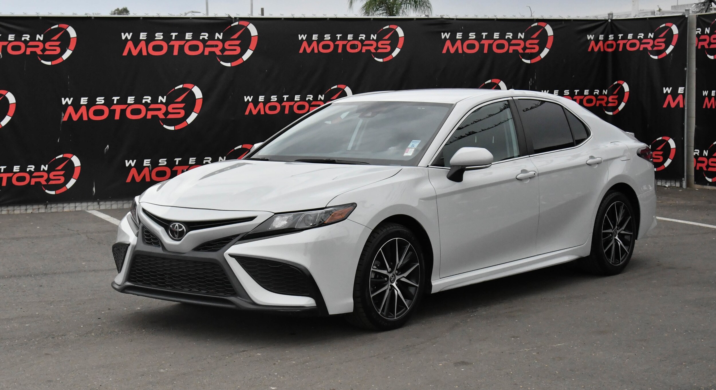 2022 Toyota Camry SE photo 3