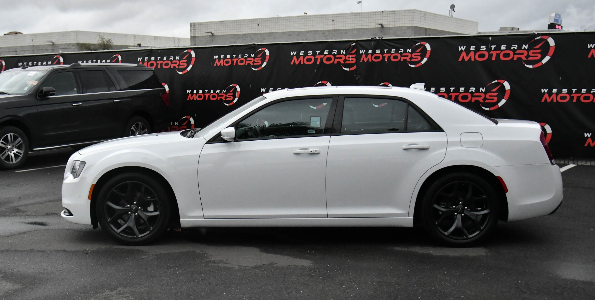 2023 Chrysler 300 photo 2