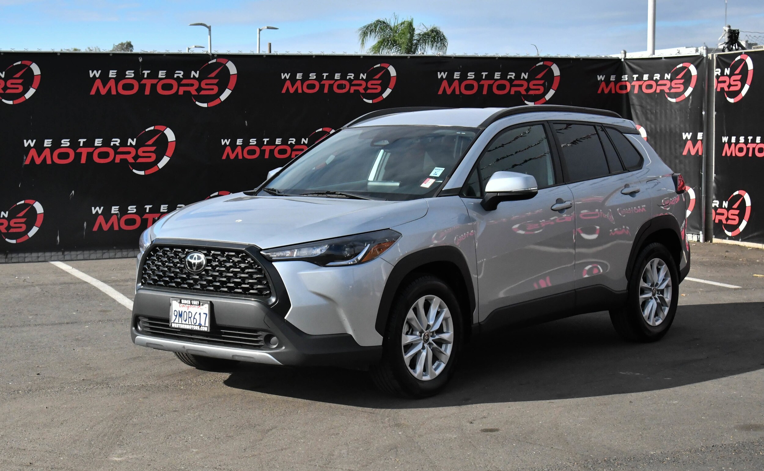 2023 Toyota Corolla Cross LE photo 3