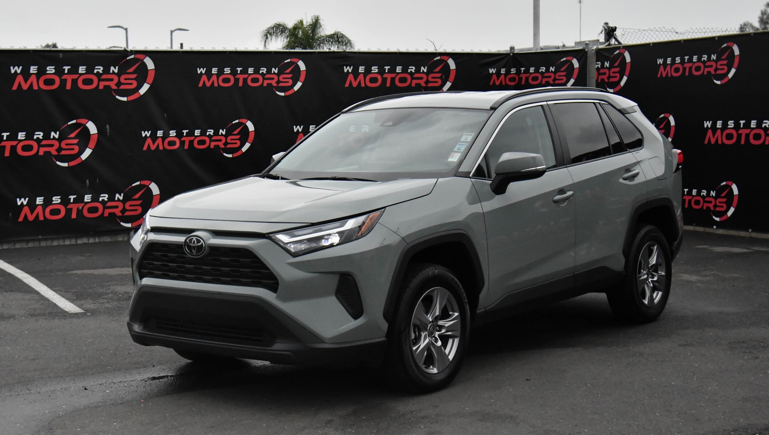 2023 Toyota RAV4 XLE photo 3
