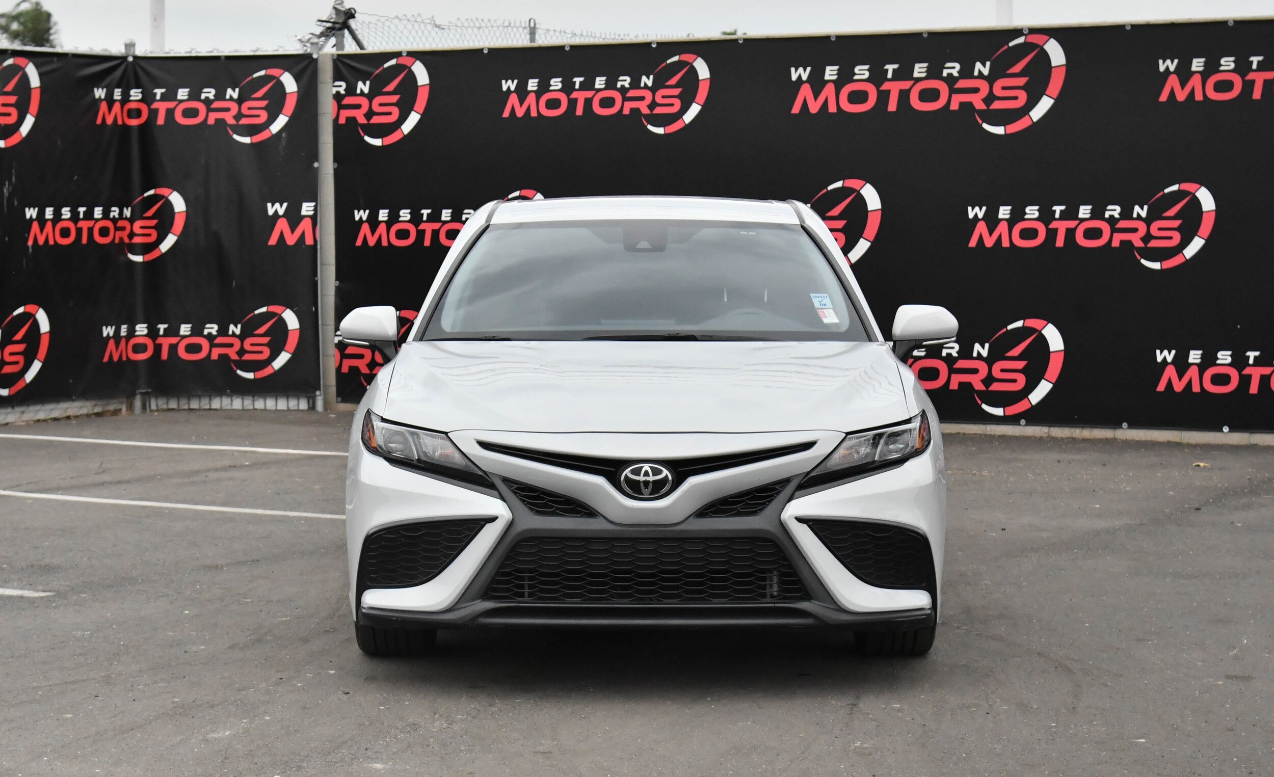 2022 Toyota Camry SE photo 2