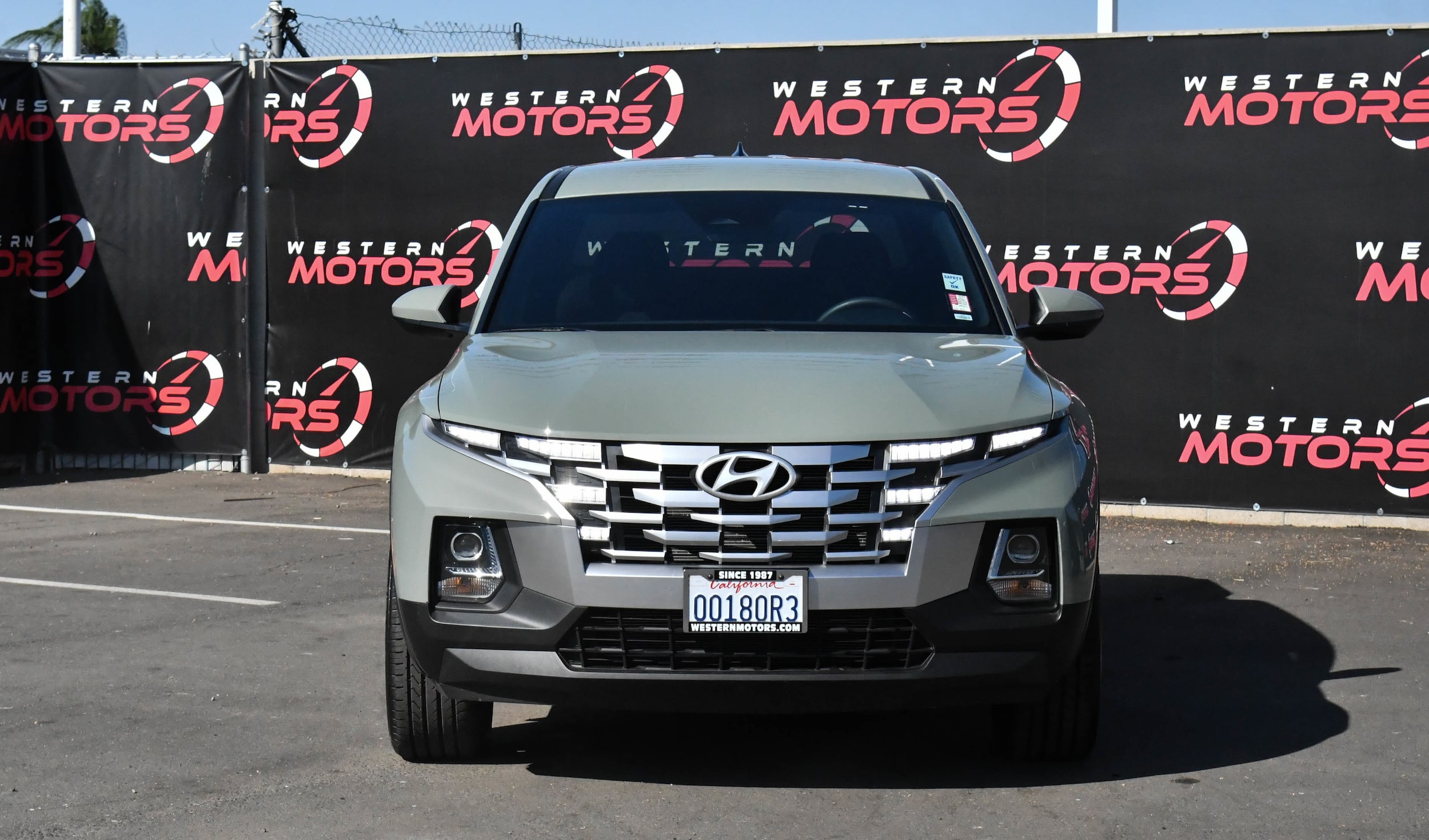 2023 Hyundai Santa Cruz SE photo 2