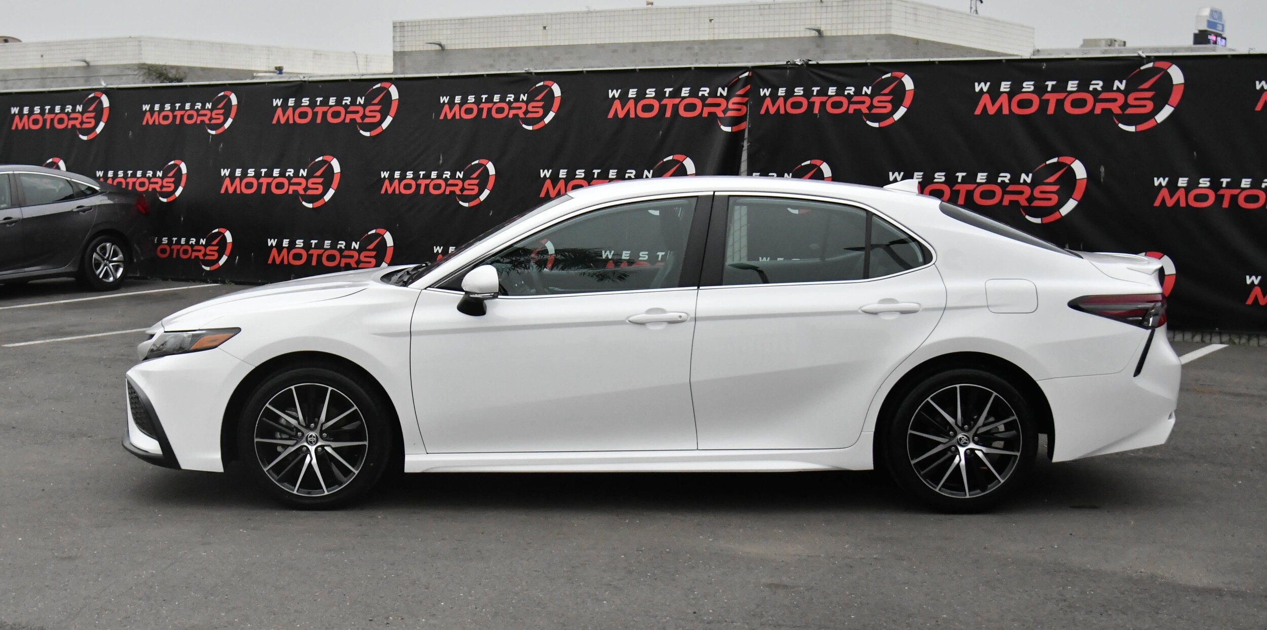 2023 Toyota Camry SE photo 4