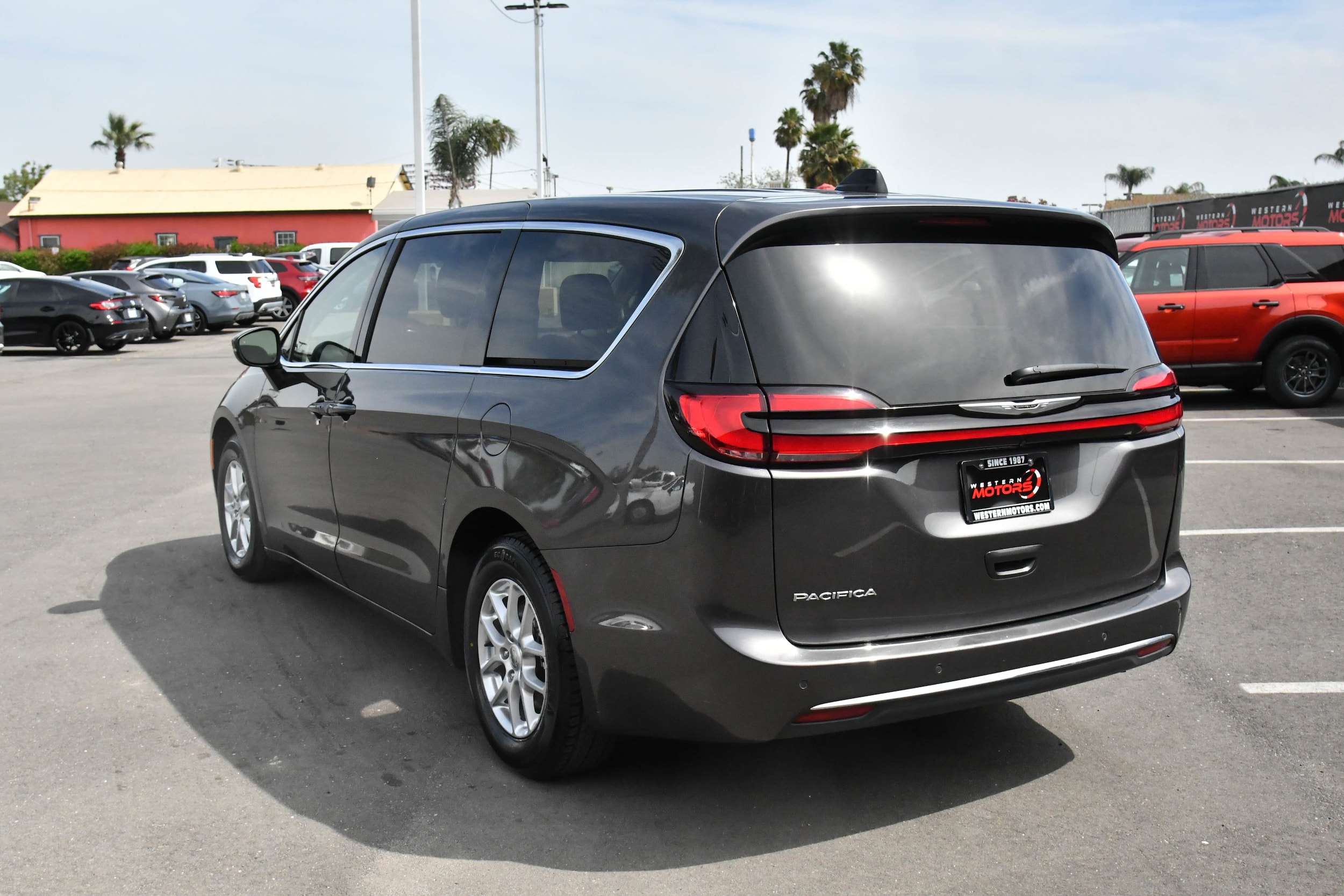 2023 Chrysler Pacifica Touring L - Photo 5