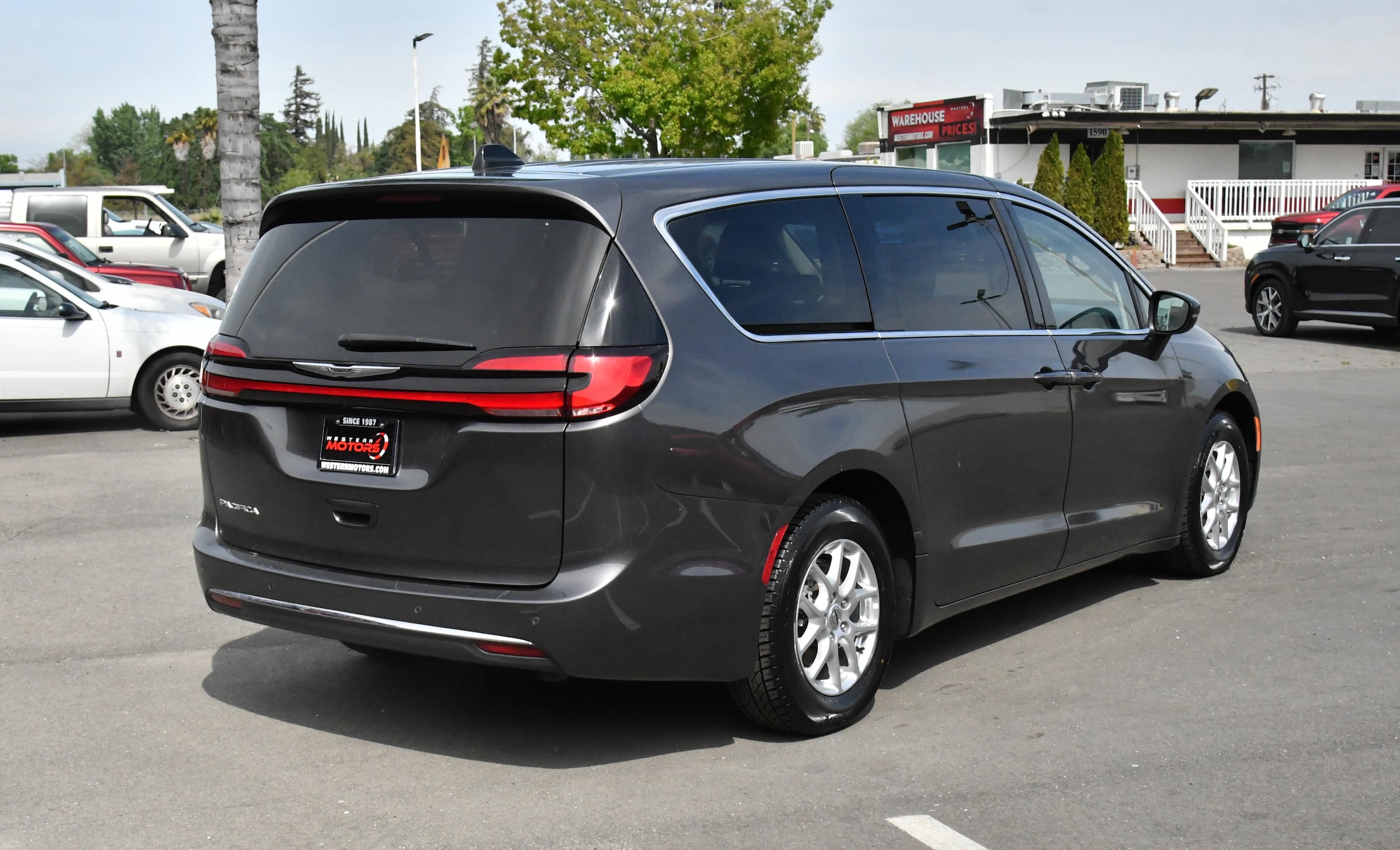 2023 Chrysler Pacifica Touring L - Photo 7