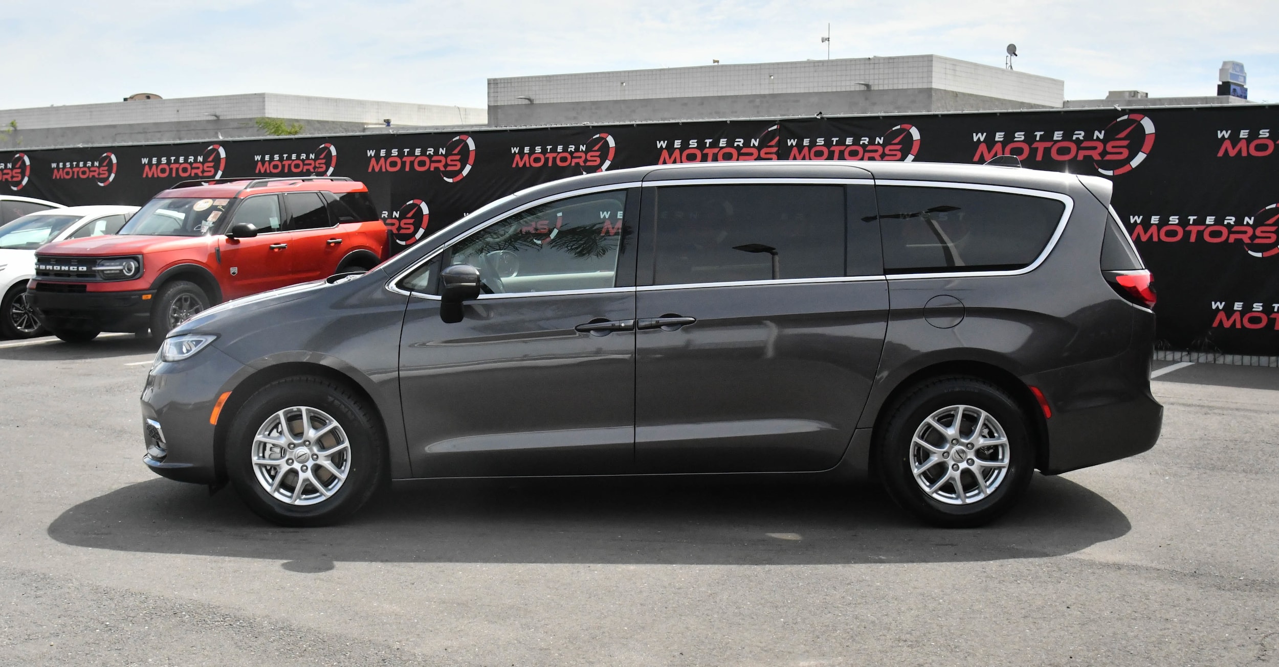 2023 Chrysler Pacifica Touring L - Photo 4