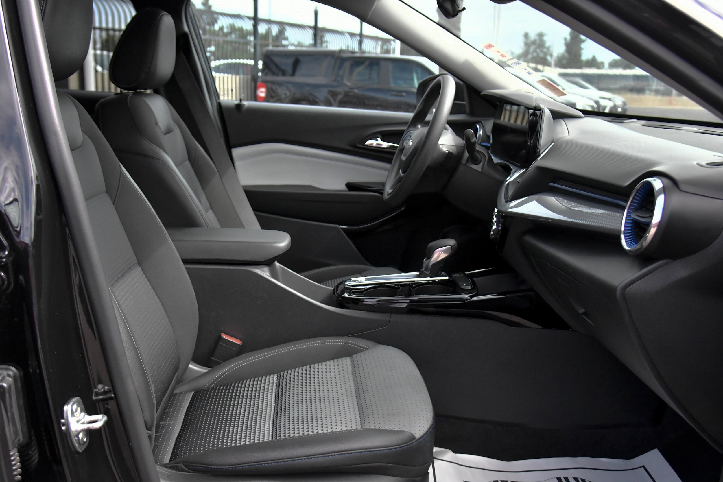 2025 Chevrolet Trax LT - Photo 40