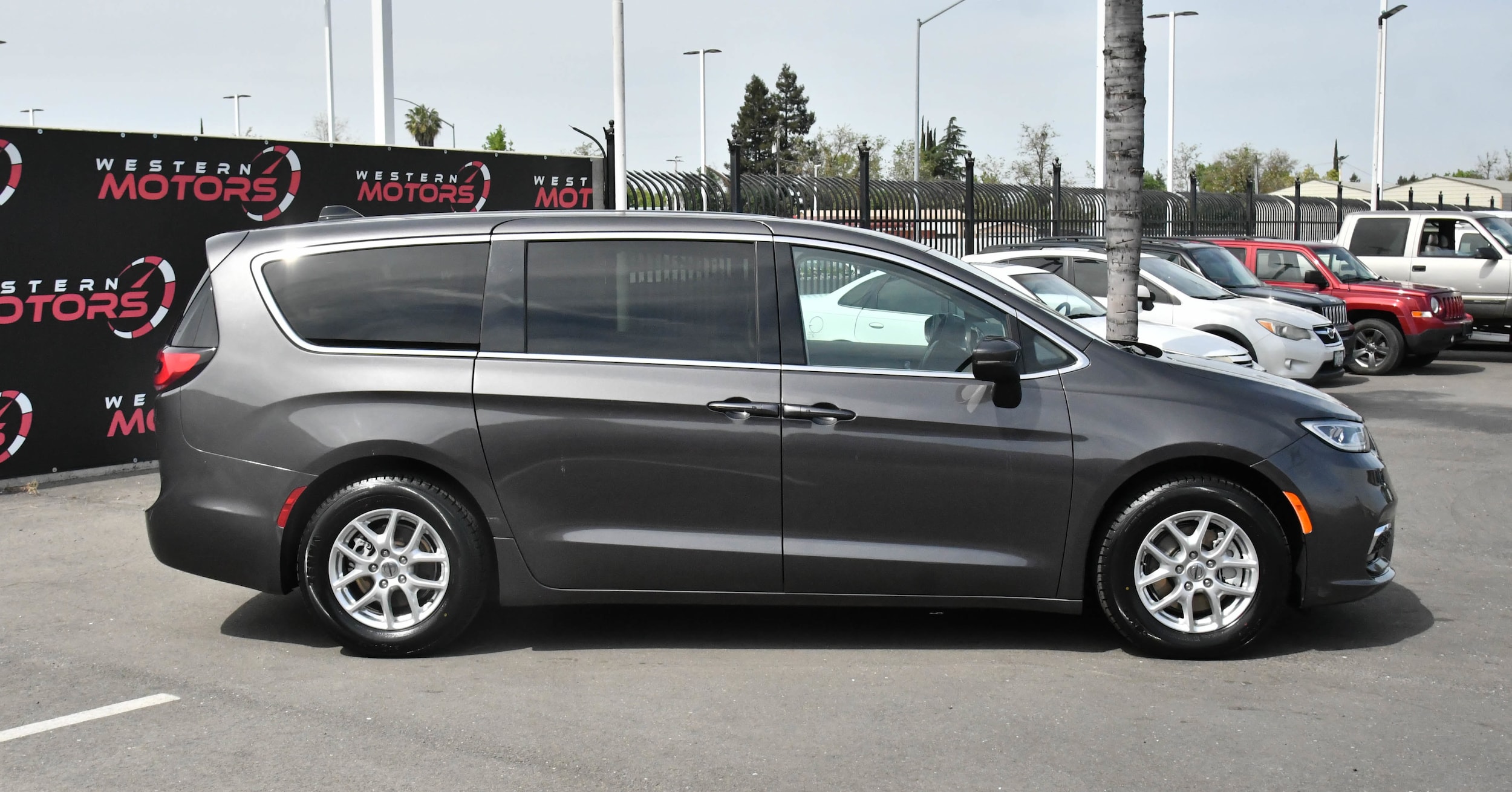 2023 Chrysler Pacifica Touring L - Photo 8