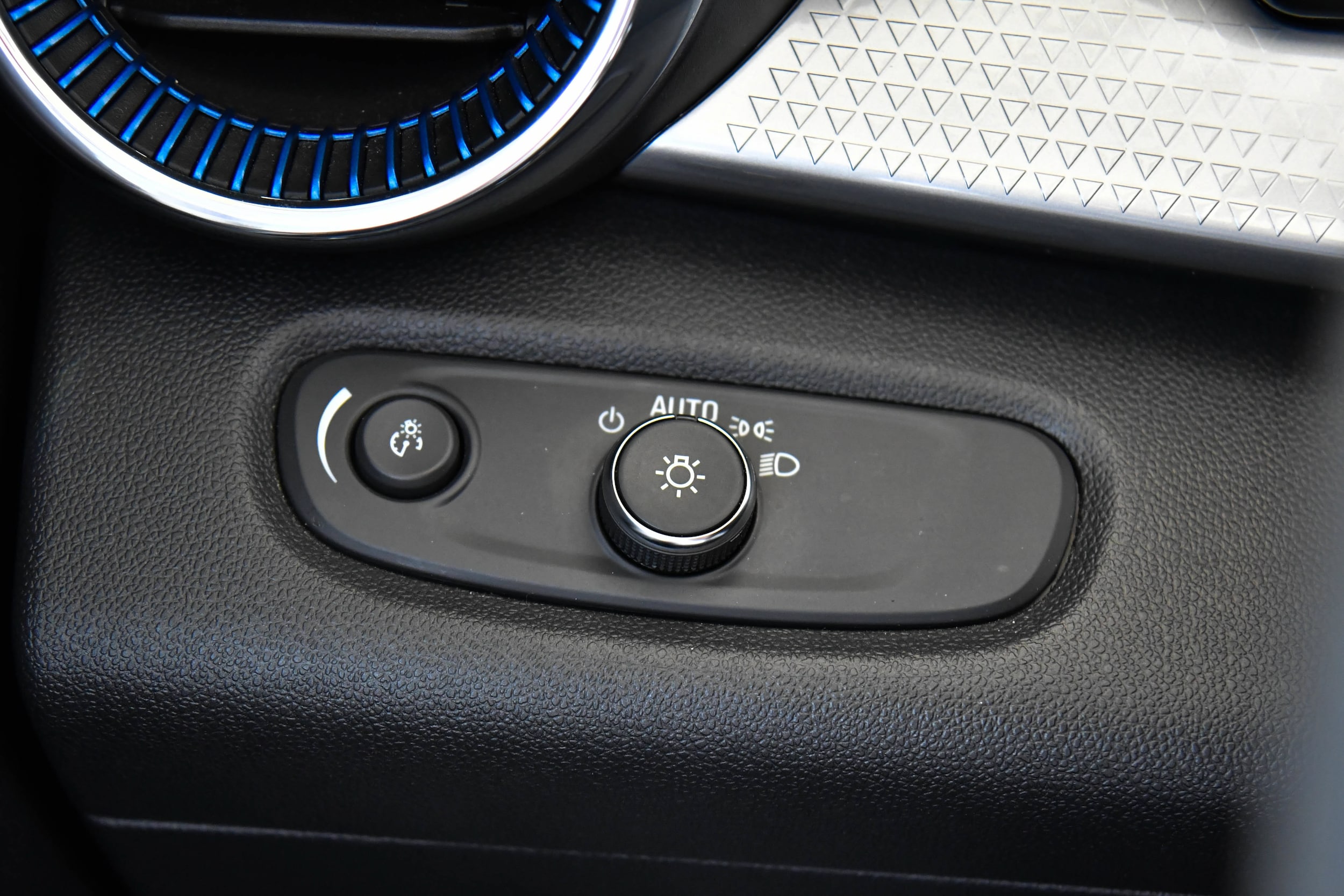 2025 Chevrolet Trax LT - Photo 28