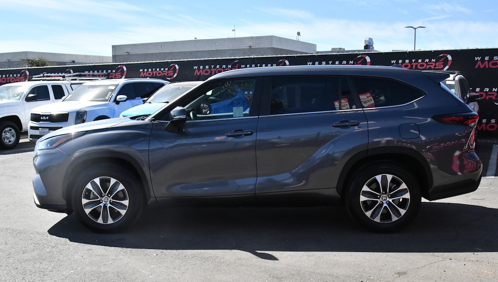 Used 2024 Toyota Highlander XLE Sport Utility 4D SUV
