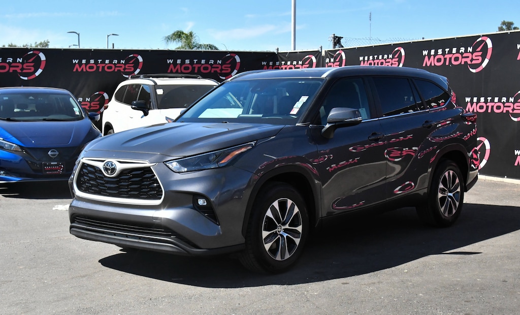 Used 2024 Toyota Highlander XLE Sport Utility 4D SUV