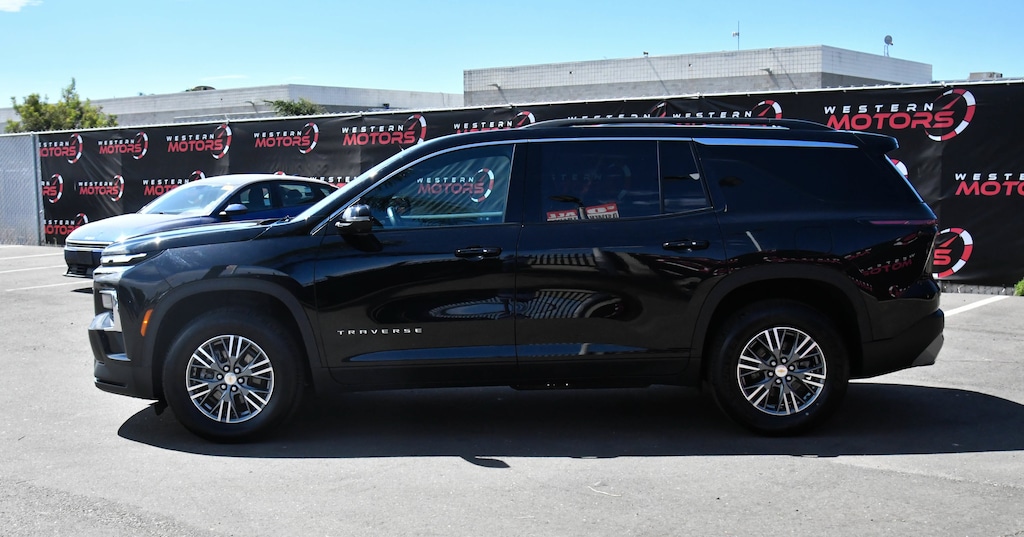 Used 2024 Chevrolet Traverse FWD LT SUV