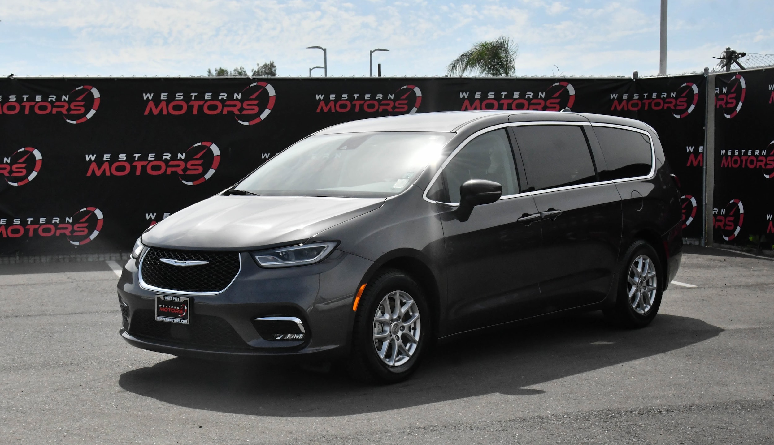 2023 Chrysler Pacifica Touring L - Photo 3