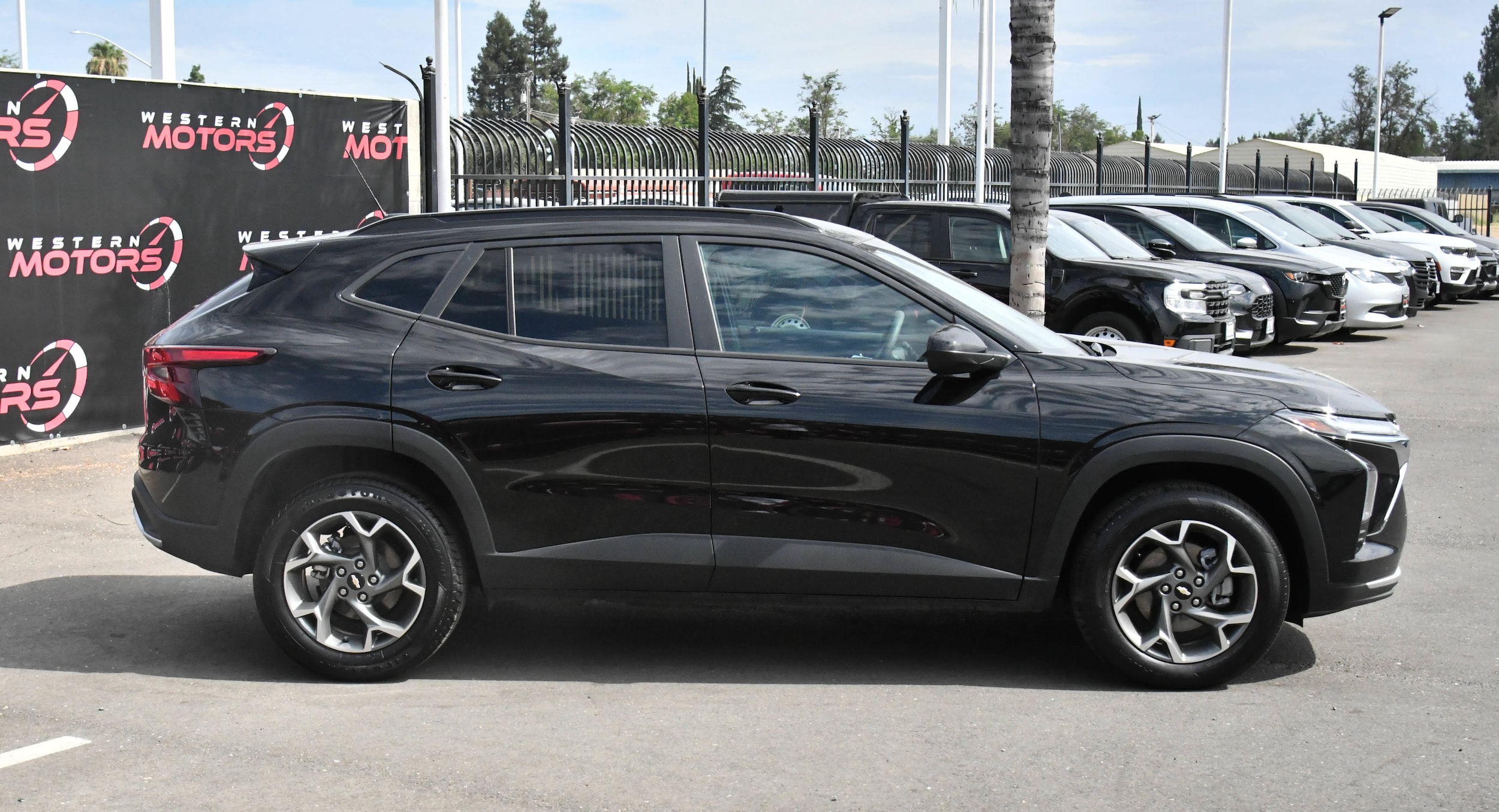 2025 Chevrolet Trax LT - Photo 8