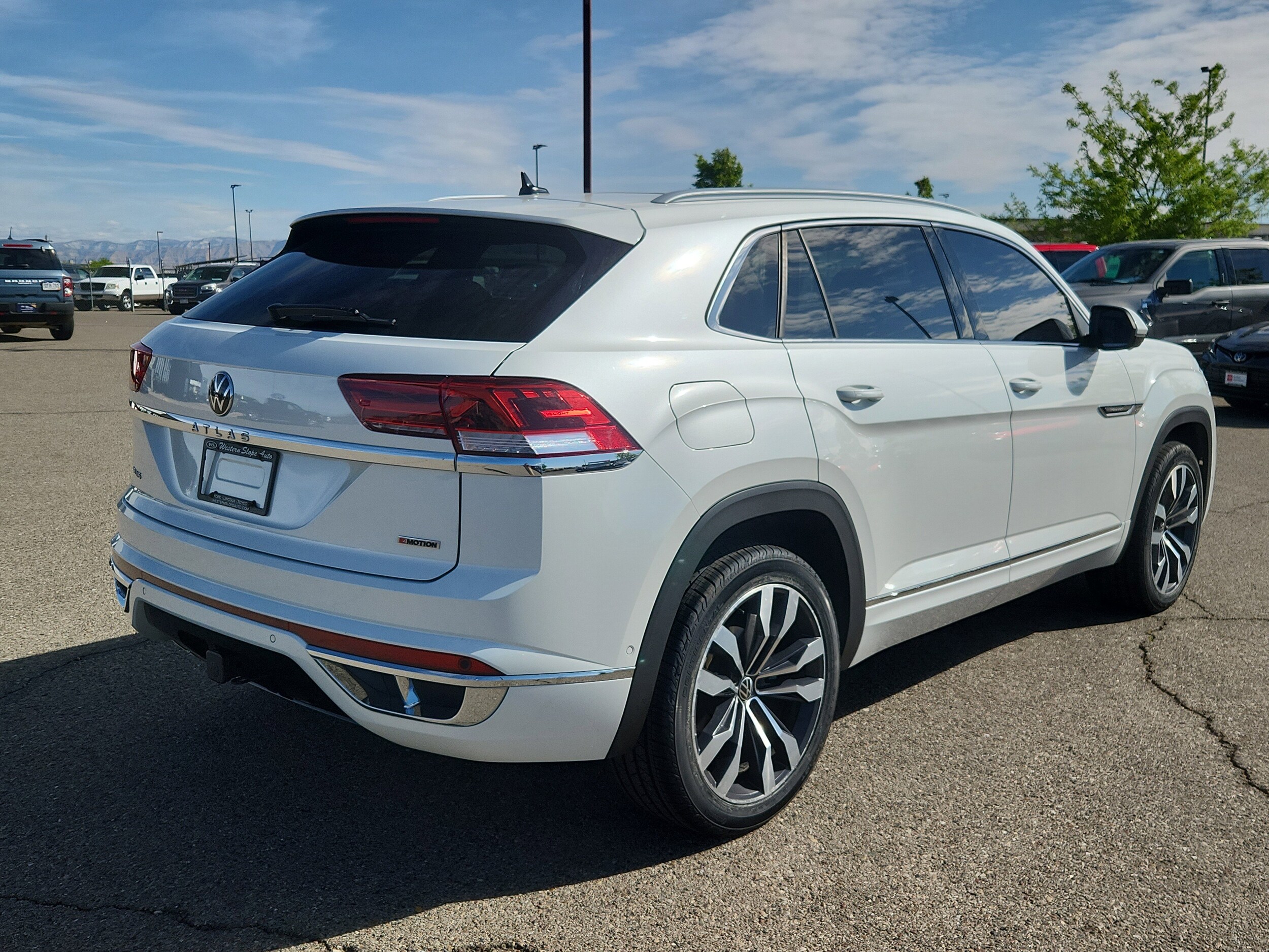 2022 Volkswagen Atlas Cross Sport V6 SEL Premium R-Line photo 3