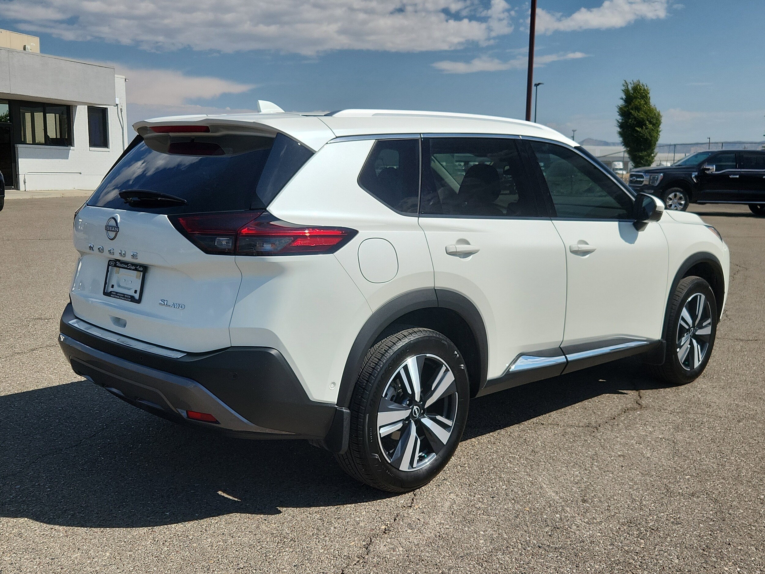 2023 Nissan Rogue SL photo 2