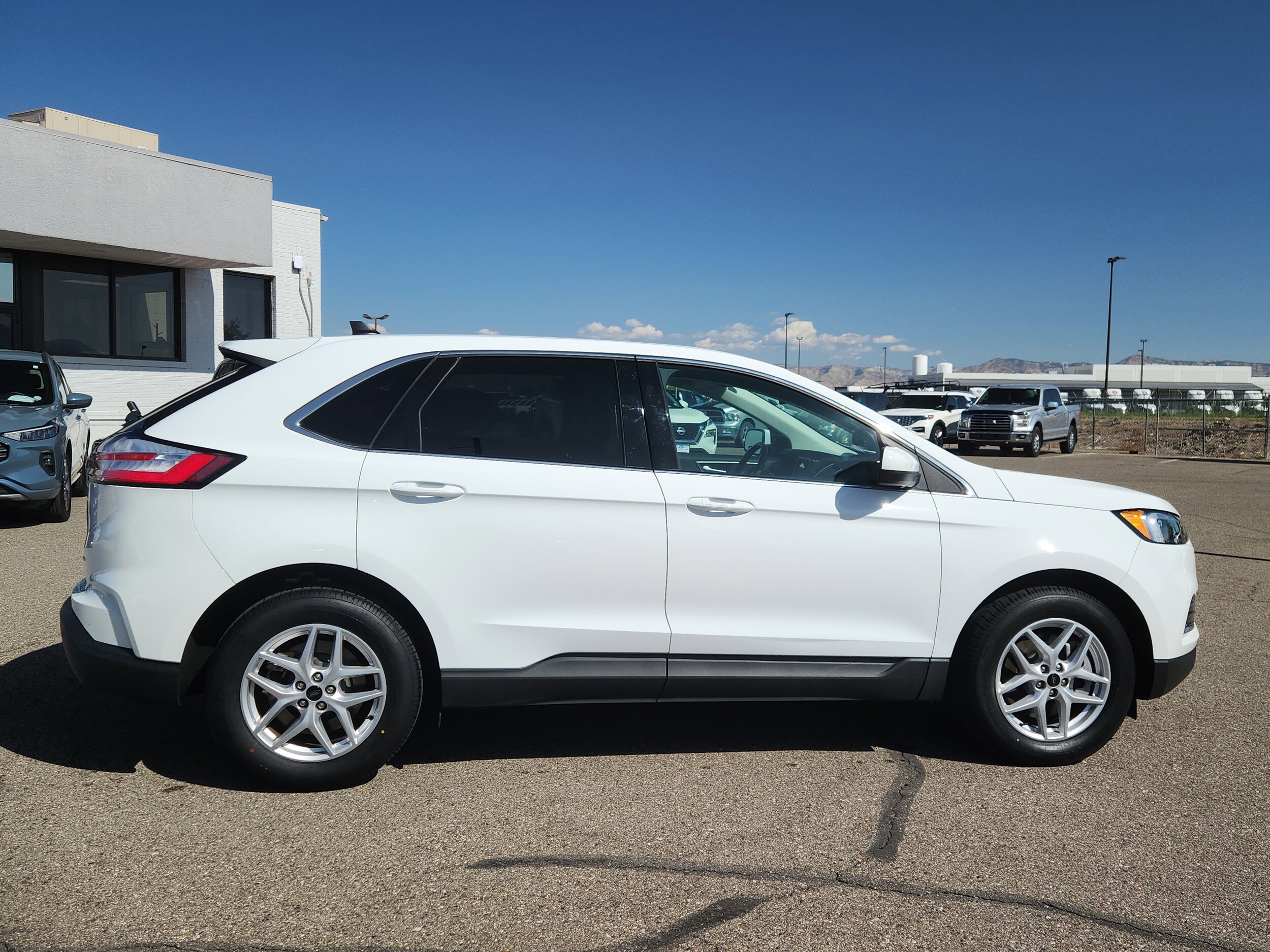 2024 Ford Edge SEL photo 2