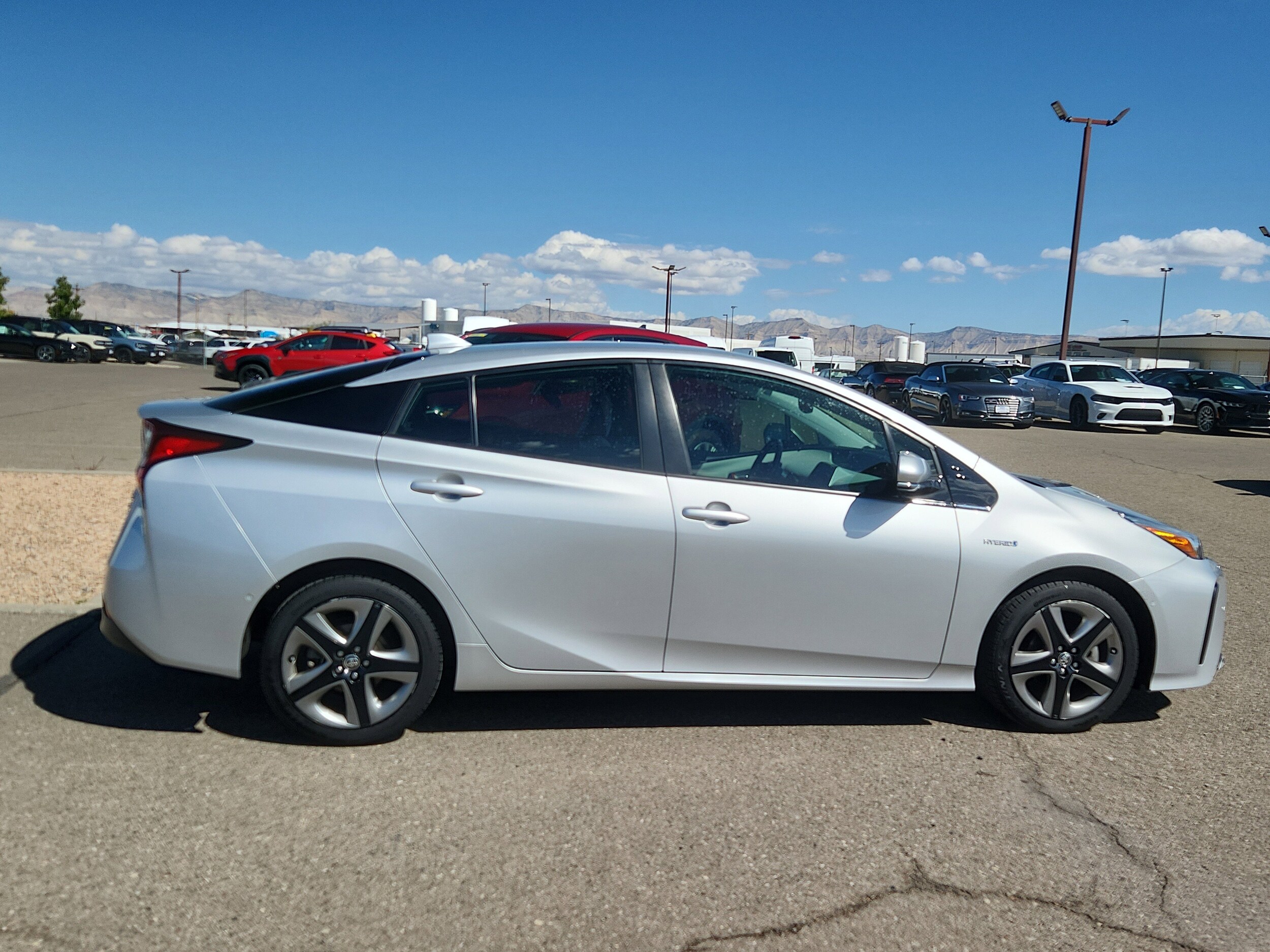 2020 Toyota Prius photo 2