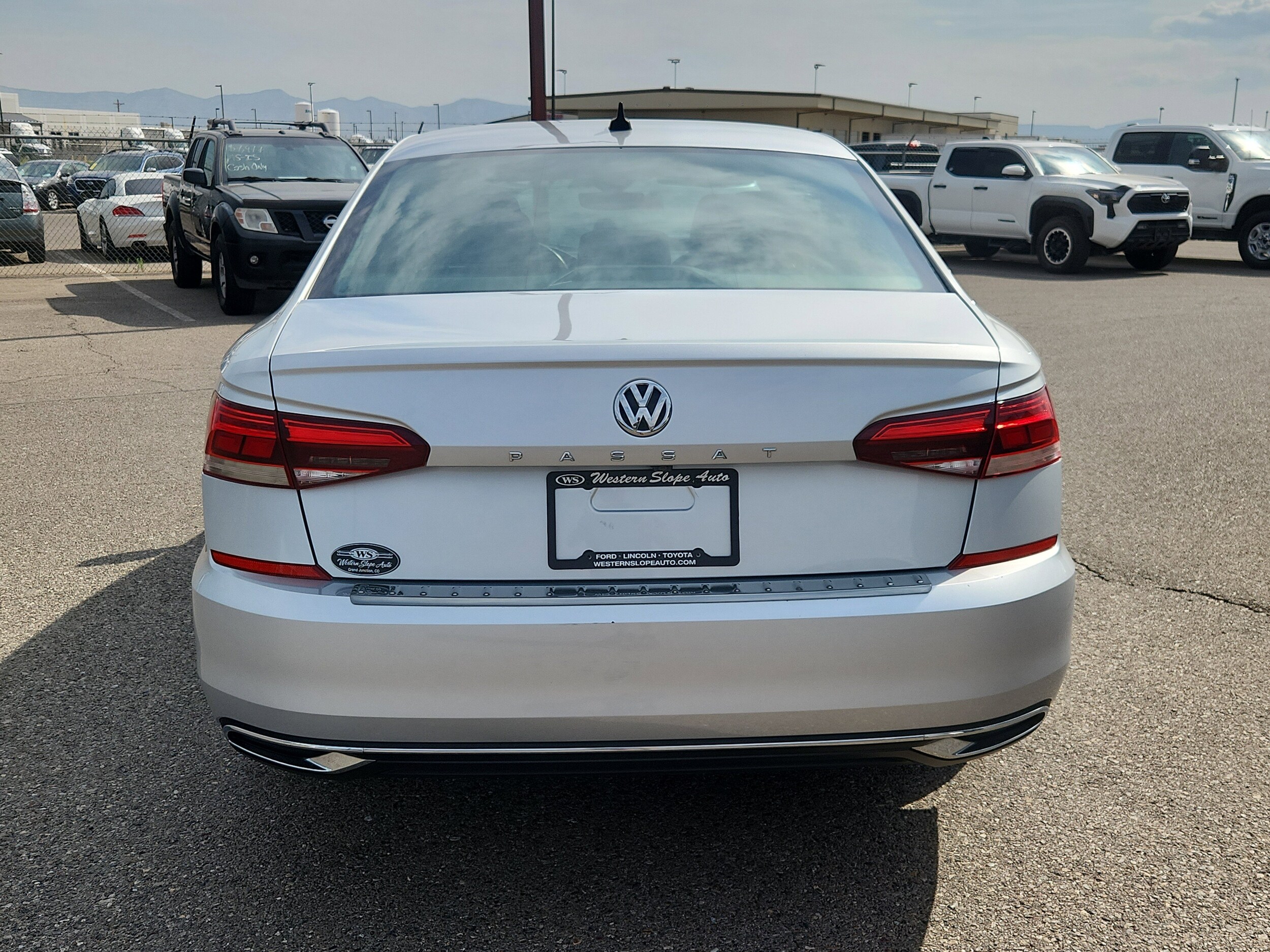 2020 Volkswagen Passat 2.0T SE photo 3