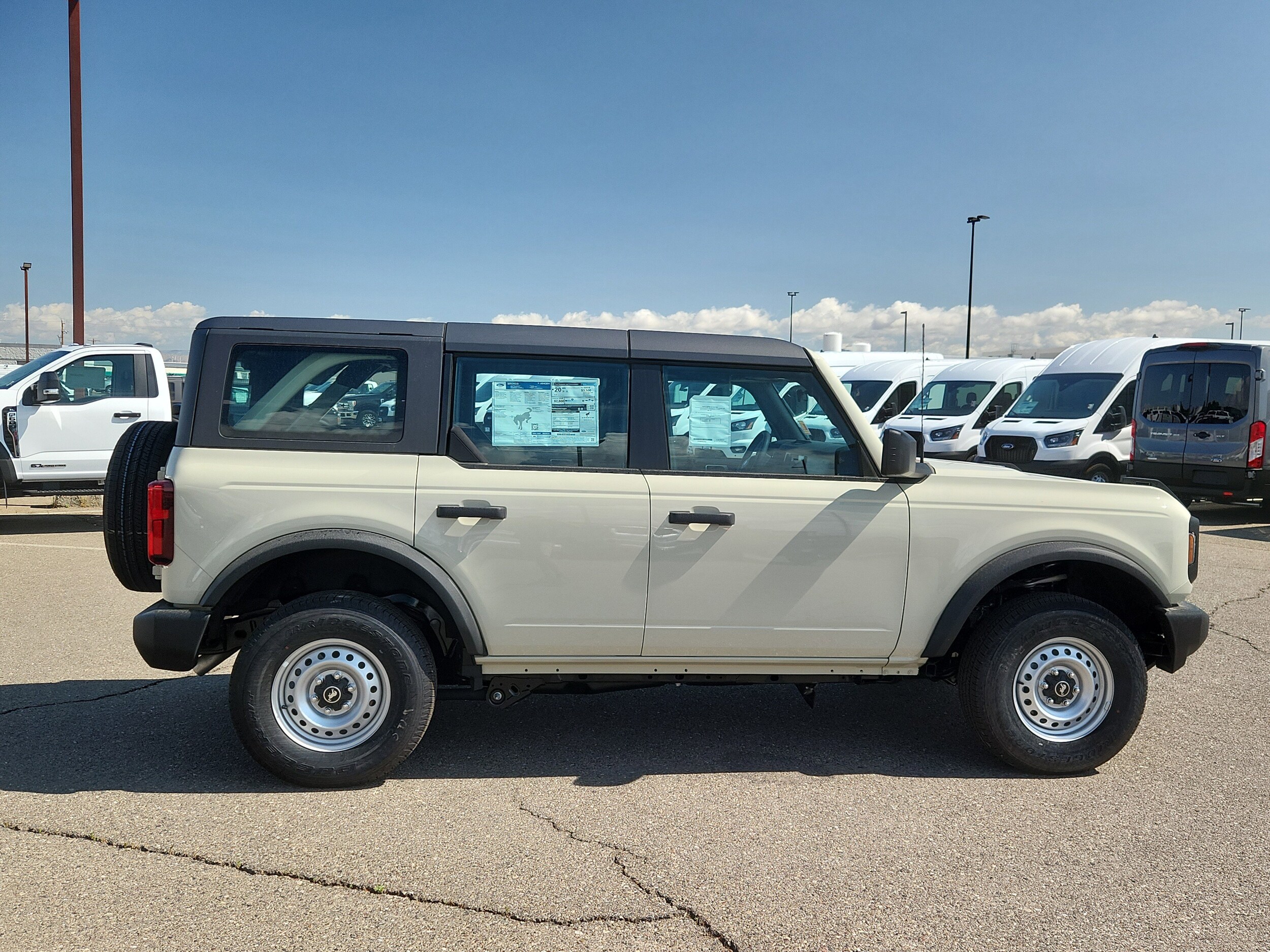 2025 Ford Bronco 4-Door Base - Photo 2