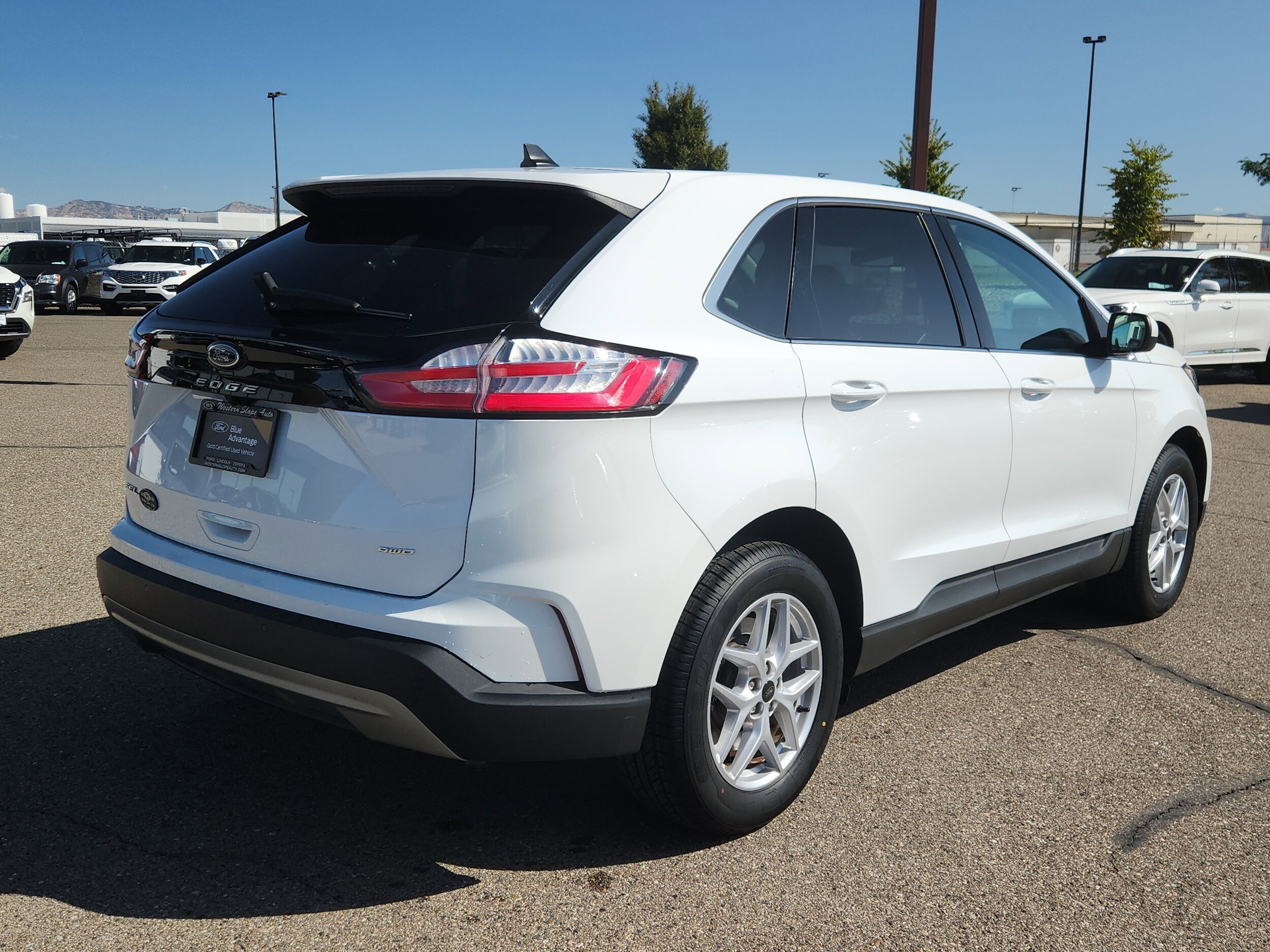2024 Ford Edge SEL photo 3