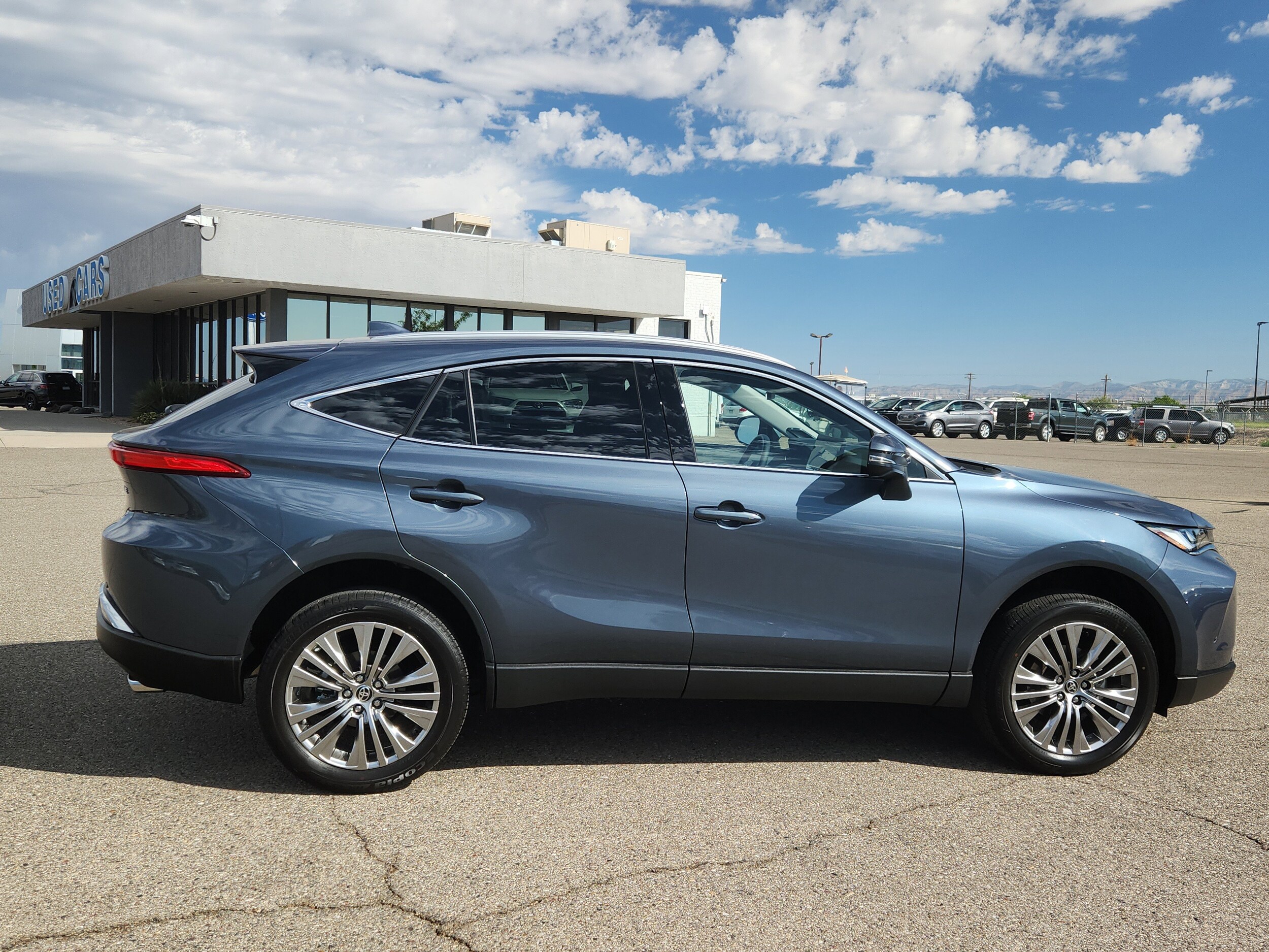 2024 Toyota Venza XLE photo 2