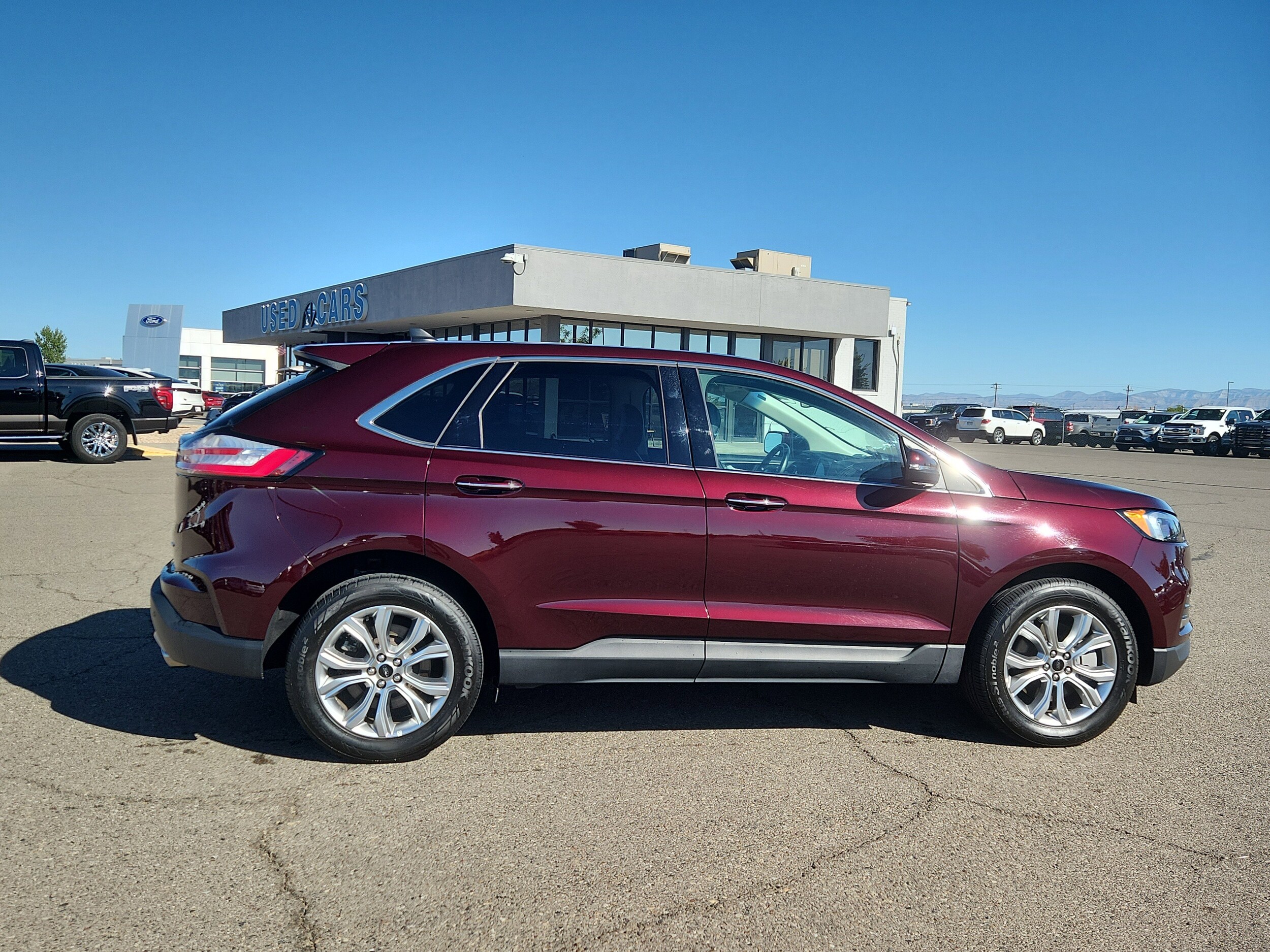 2024 Ford Edge Titanium photo 2