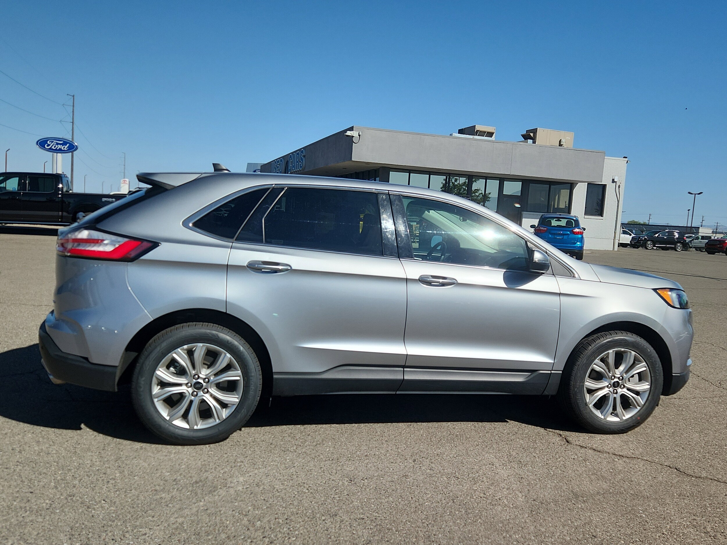 2024 Ford Edge Titanium photo 2