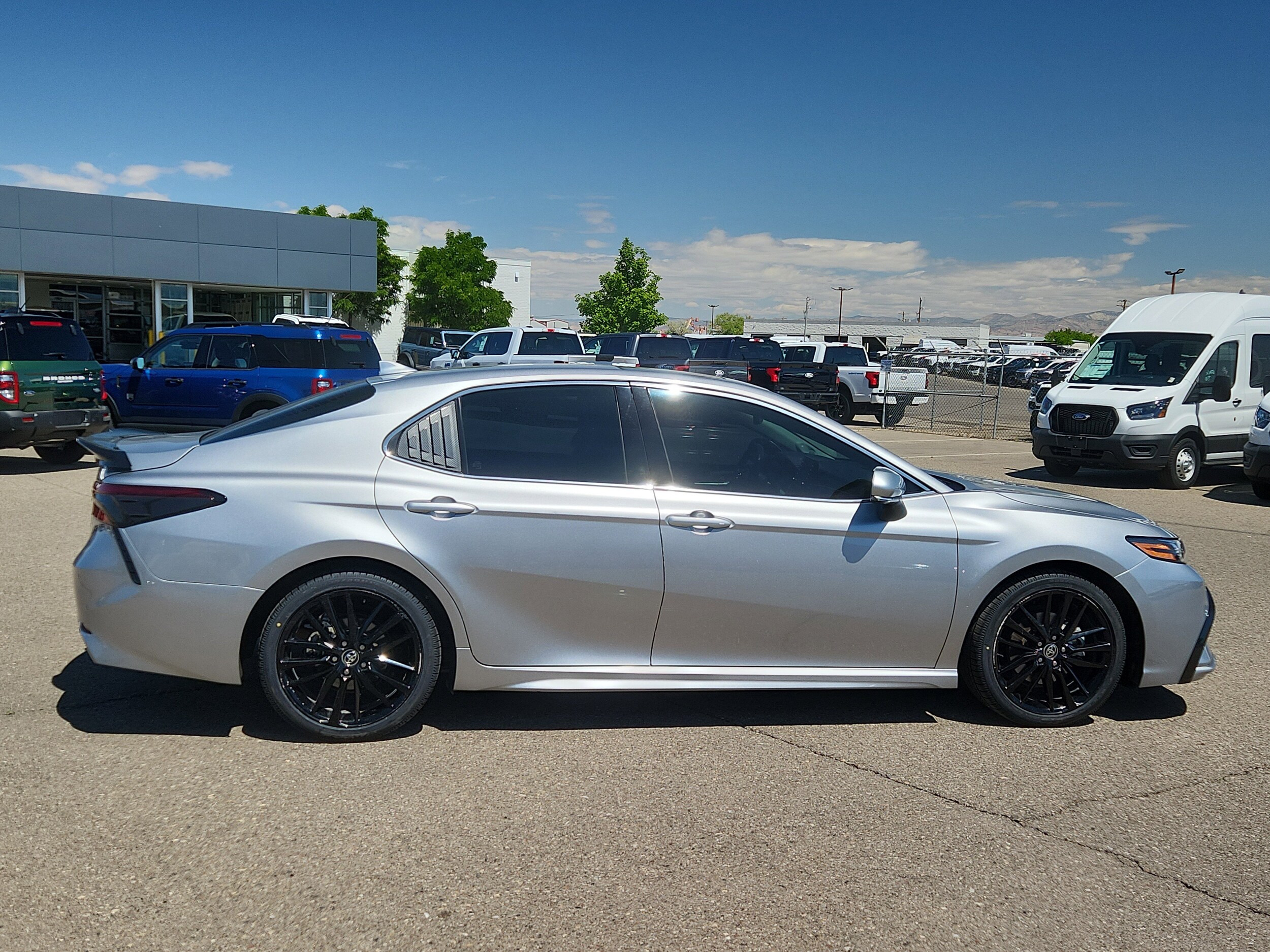 2023 Toyota Camry Hybrid XSE photo 2
