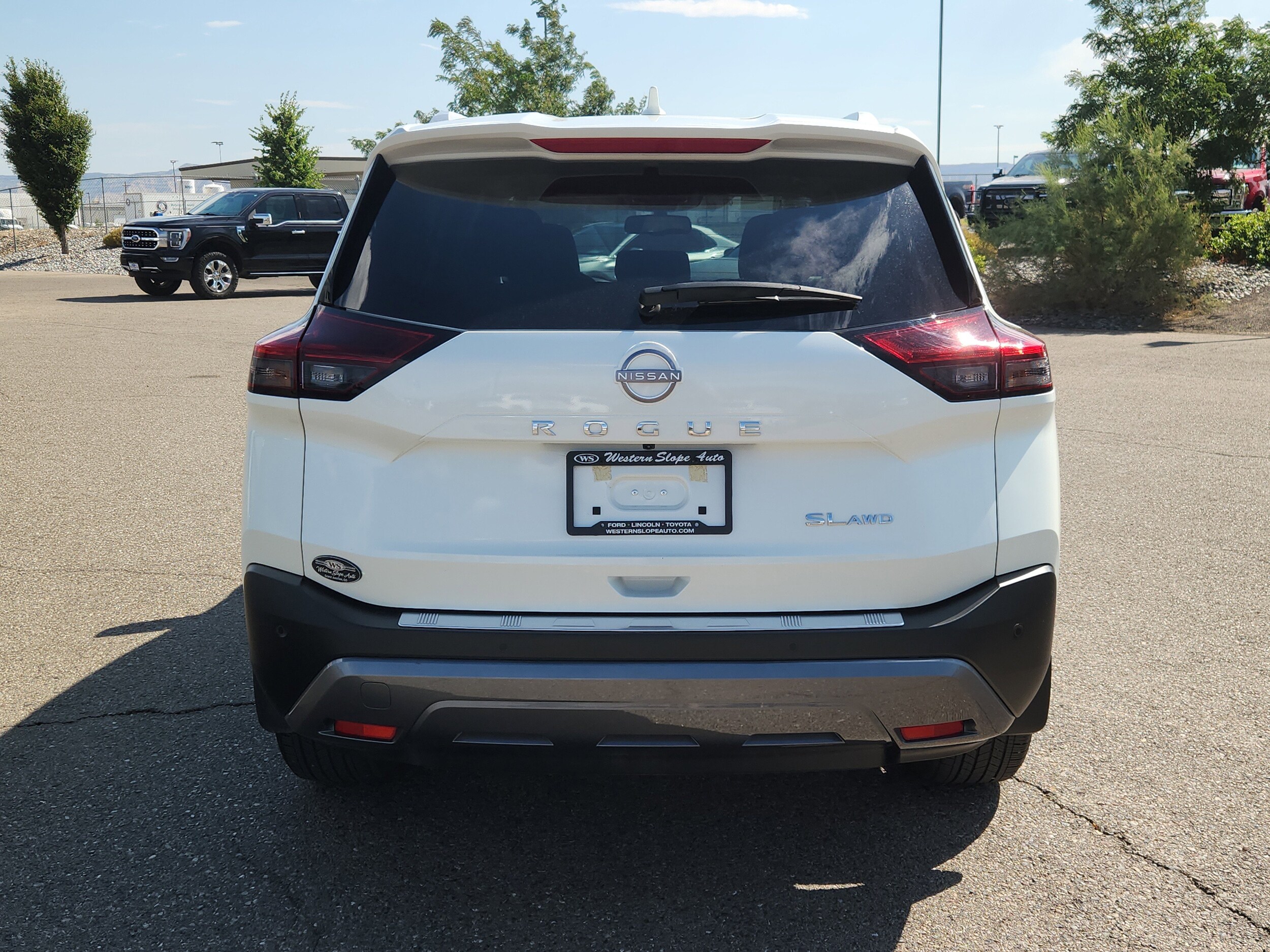 2023 Nissan Rogue SL photo 3