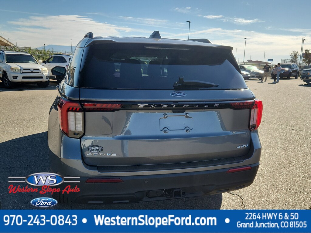 2025 Ford Explorer photo 4
