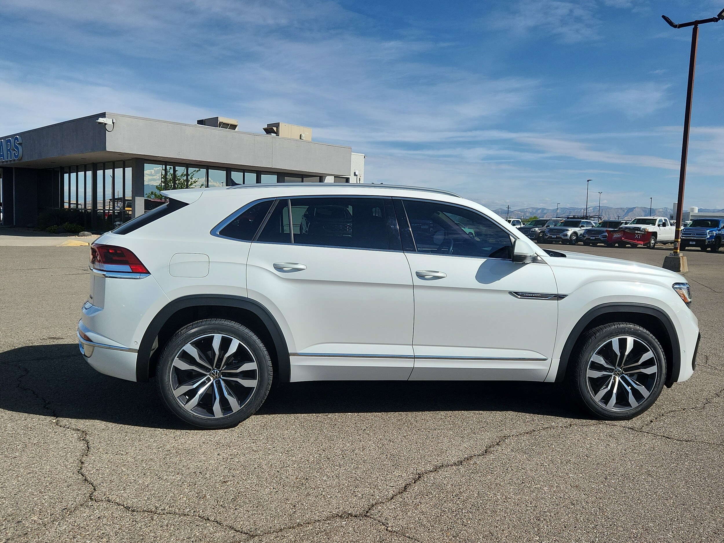 2022 Volkswagen Atlas Cross Sport V6 SEL Premium R-Line photo 2