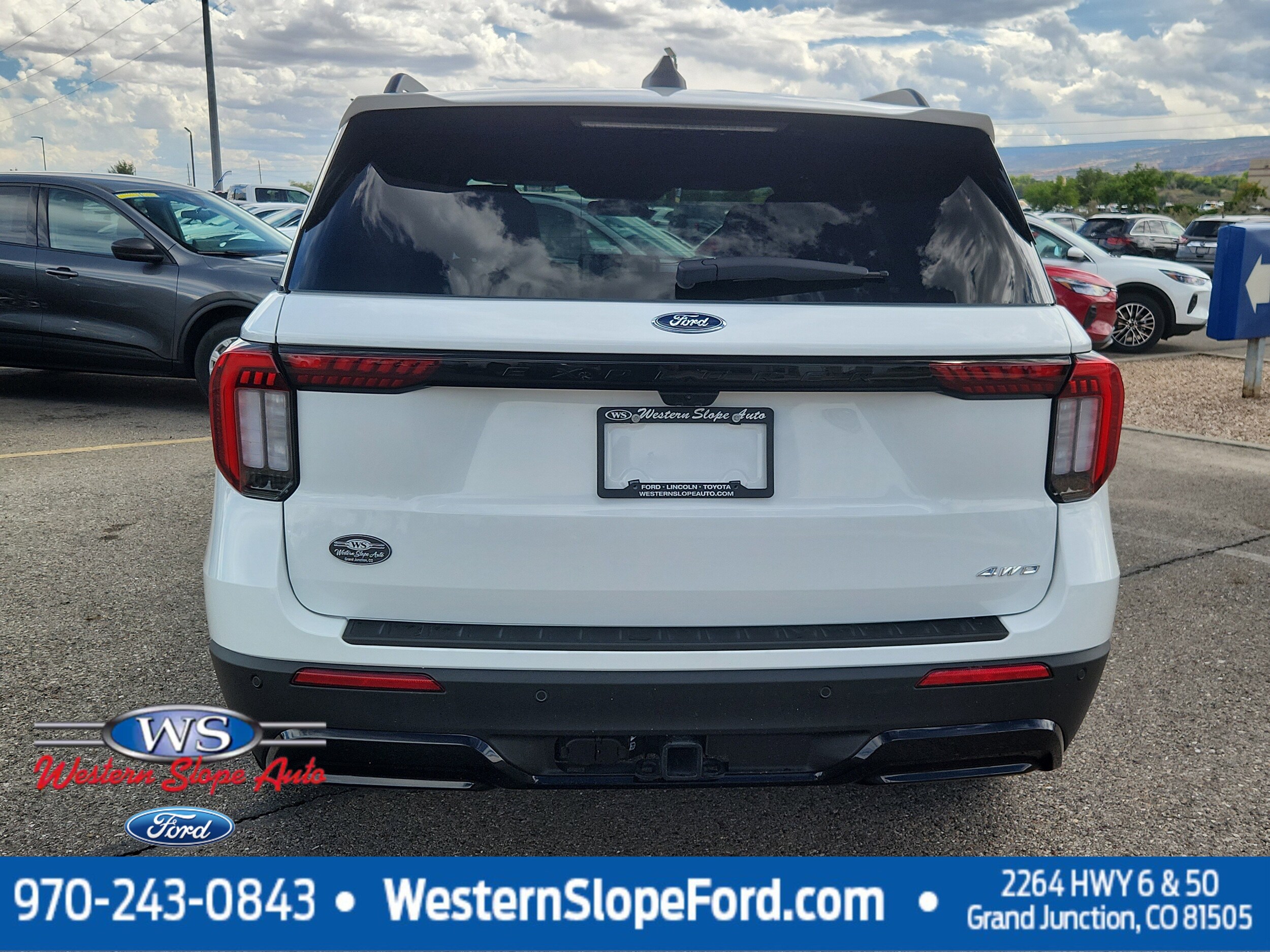 2025 Ford Explorer ST-Line photo 2