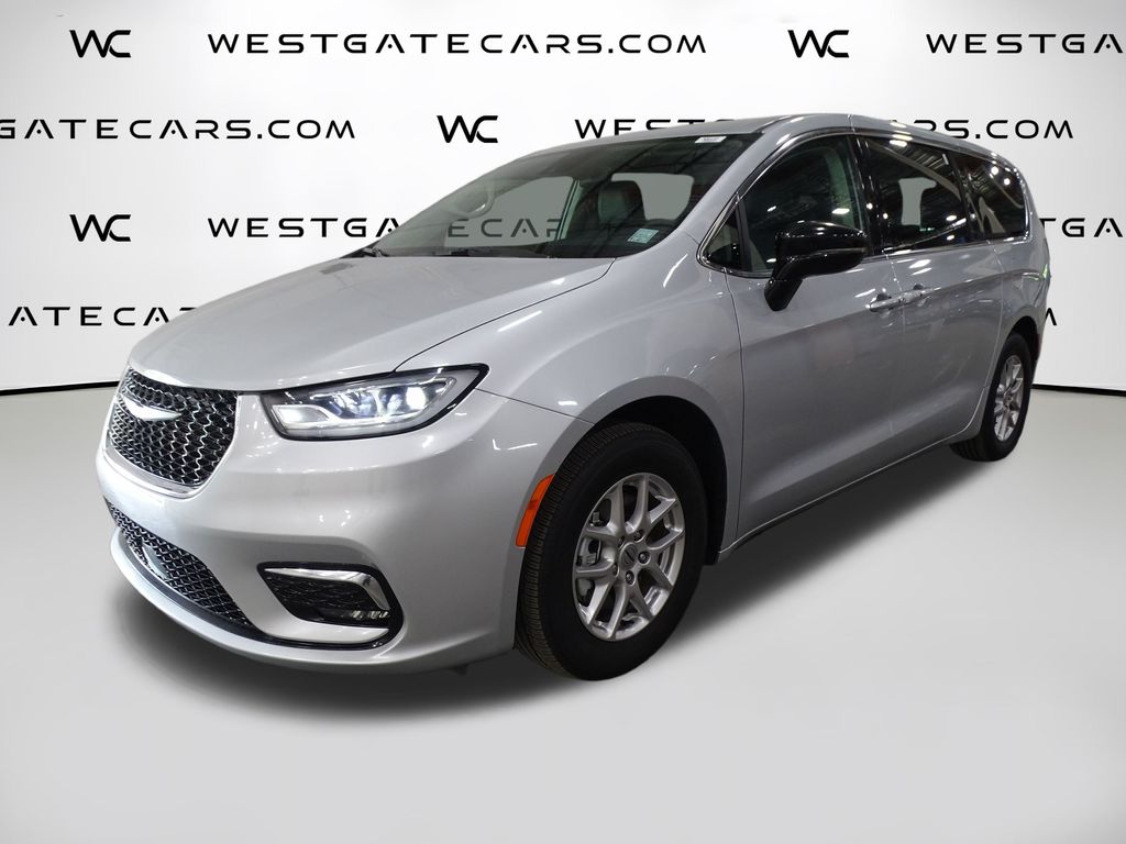 2024 Chrysler Pacifica Touring L's photo